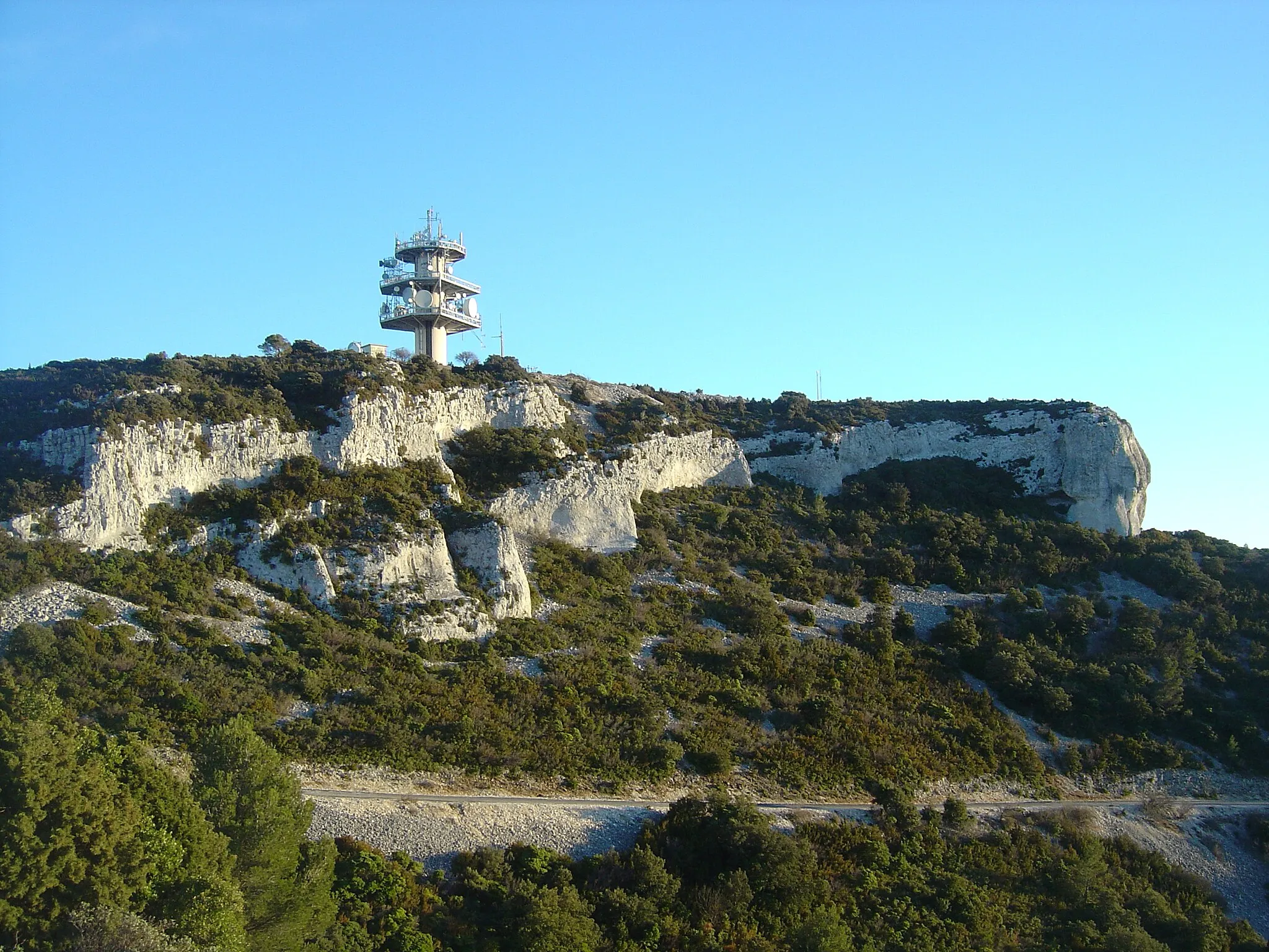 Photo showing: Plateau de La Caume (387m) et son antenne