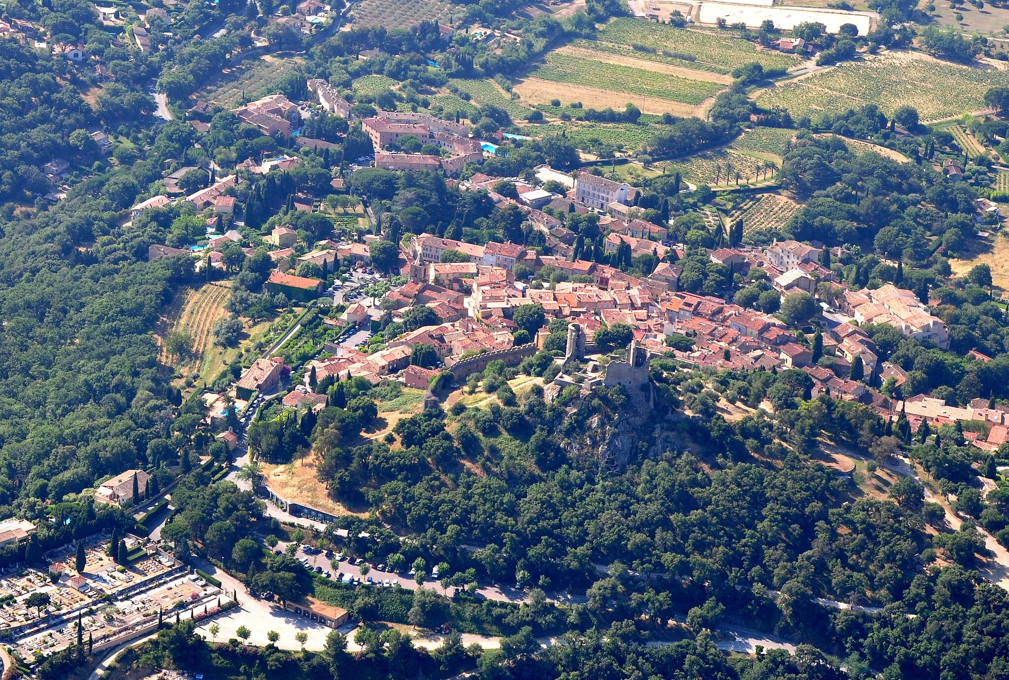 Photo showing: Vue aérienne du village de Grimaud