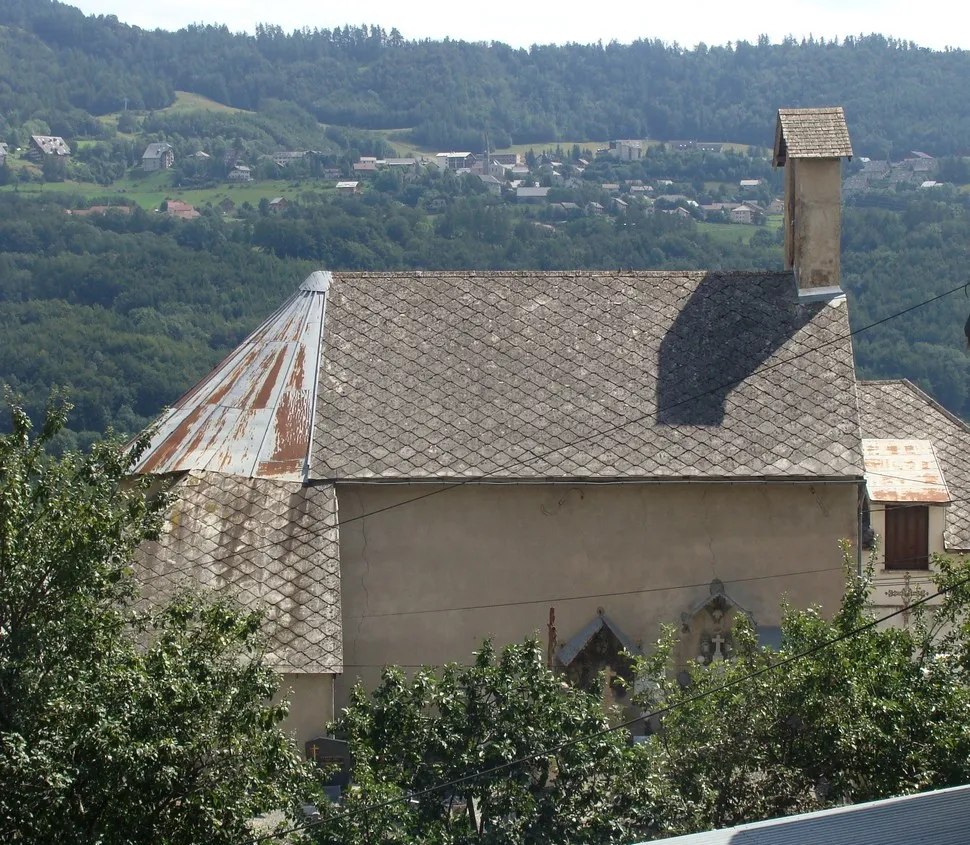 Photo showing: L'église de Chabottonnes. Le toit en ardoises a été partiellement remplacé par une couverture en zinc.