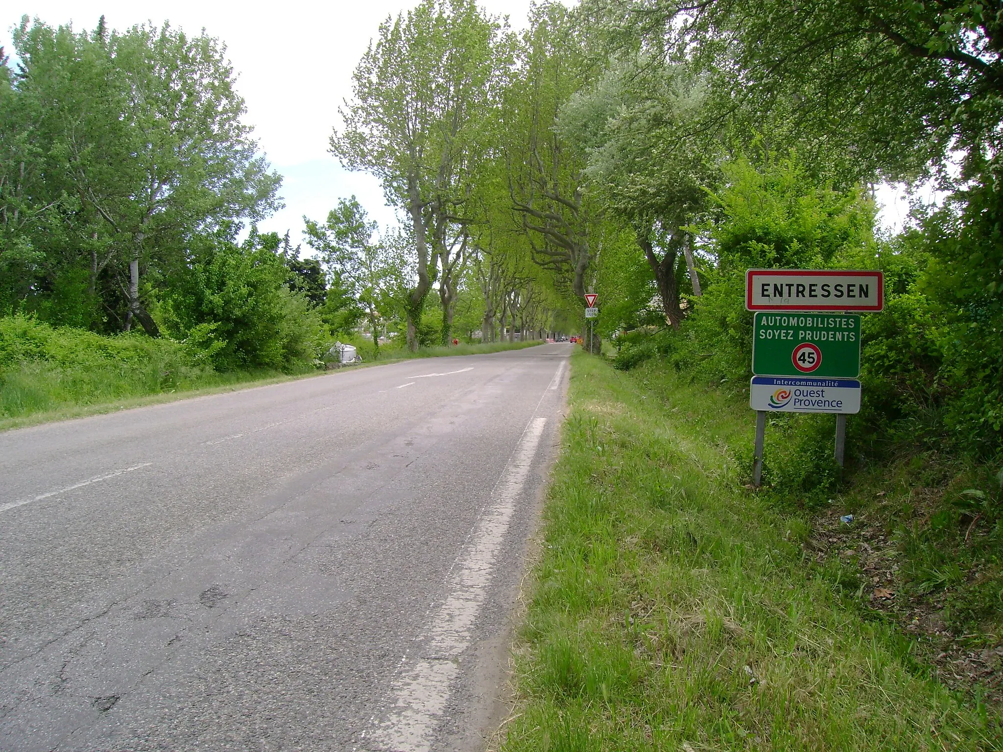 Photo showing: L'entrée Nord d'Entressen depuis la D5