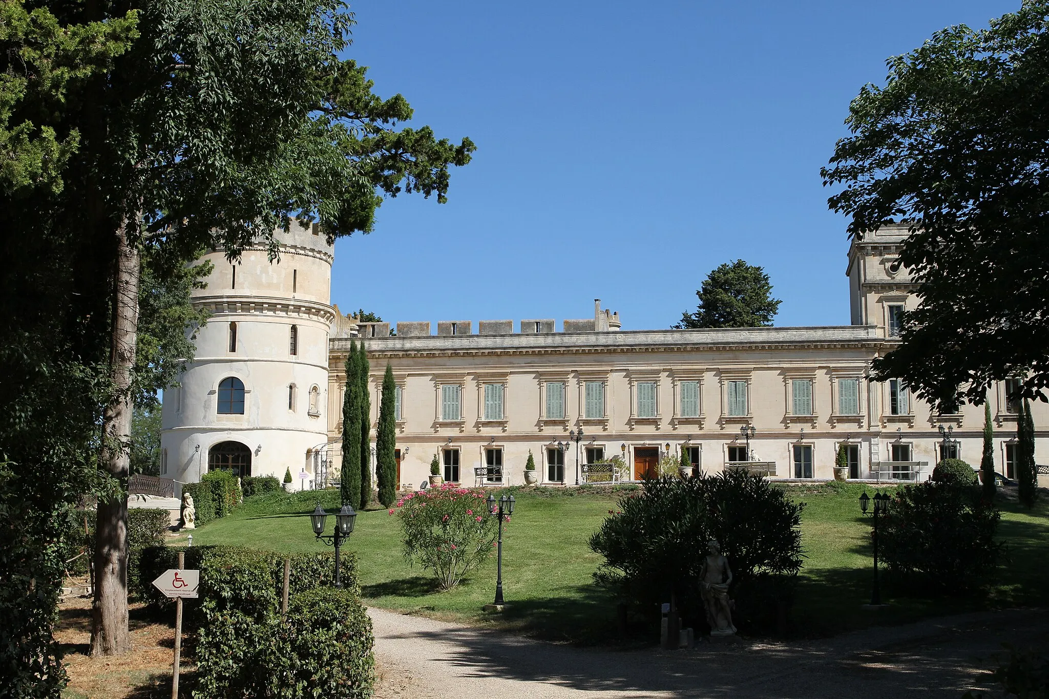 Photo showing: Château de Barbegal à Raphèle-lès-Arles (Bouches-du-Rhône, France)