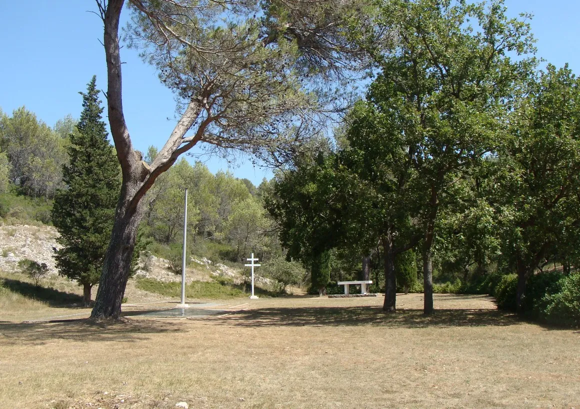 Photo showing: Vue d'ensemble du site du charnier de Signes (Var).