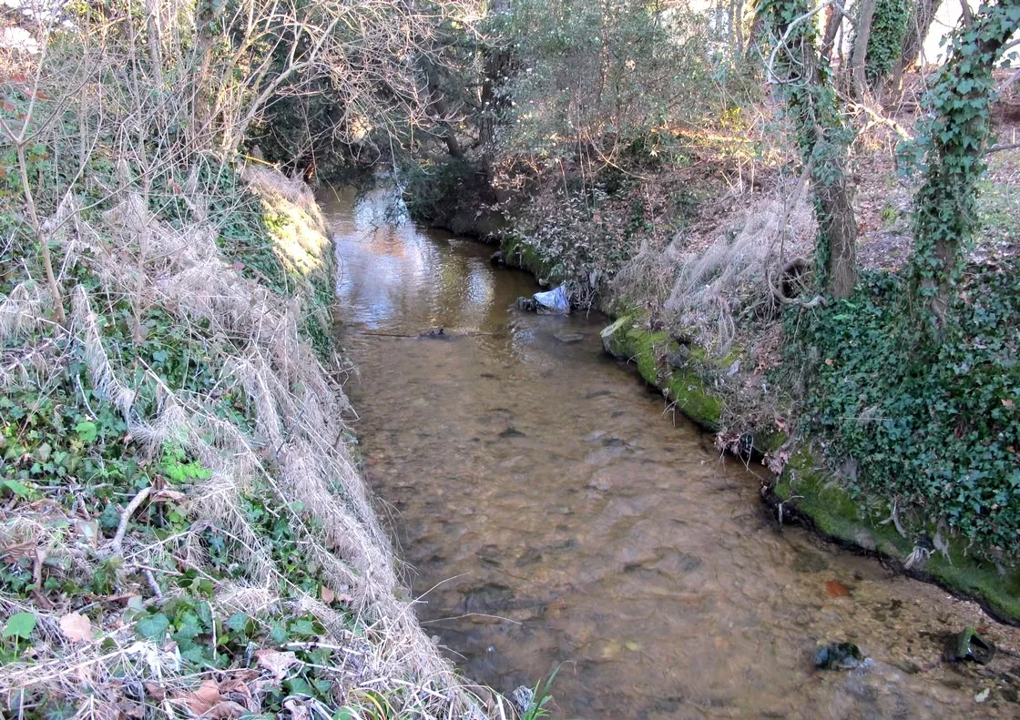 Photo showing: La rivière Luynes au bord de la route (D7) à la sortie du hameau de Luynes