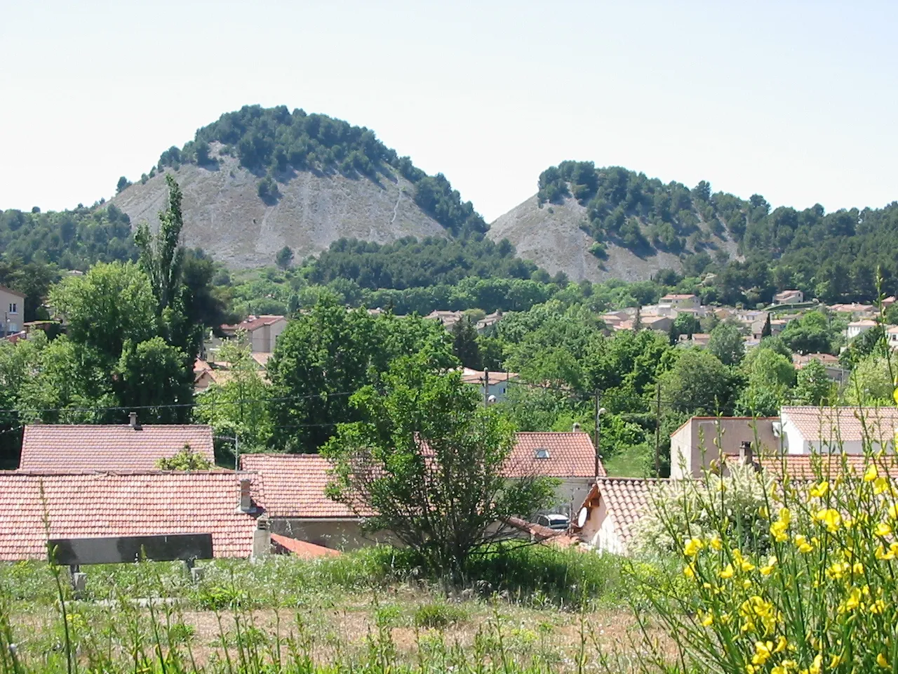 Photo showing: Les deux terrils et le hameau de Biver à Gardanne