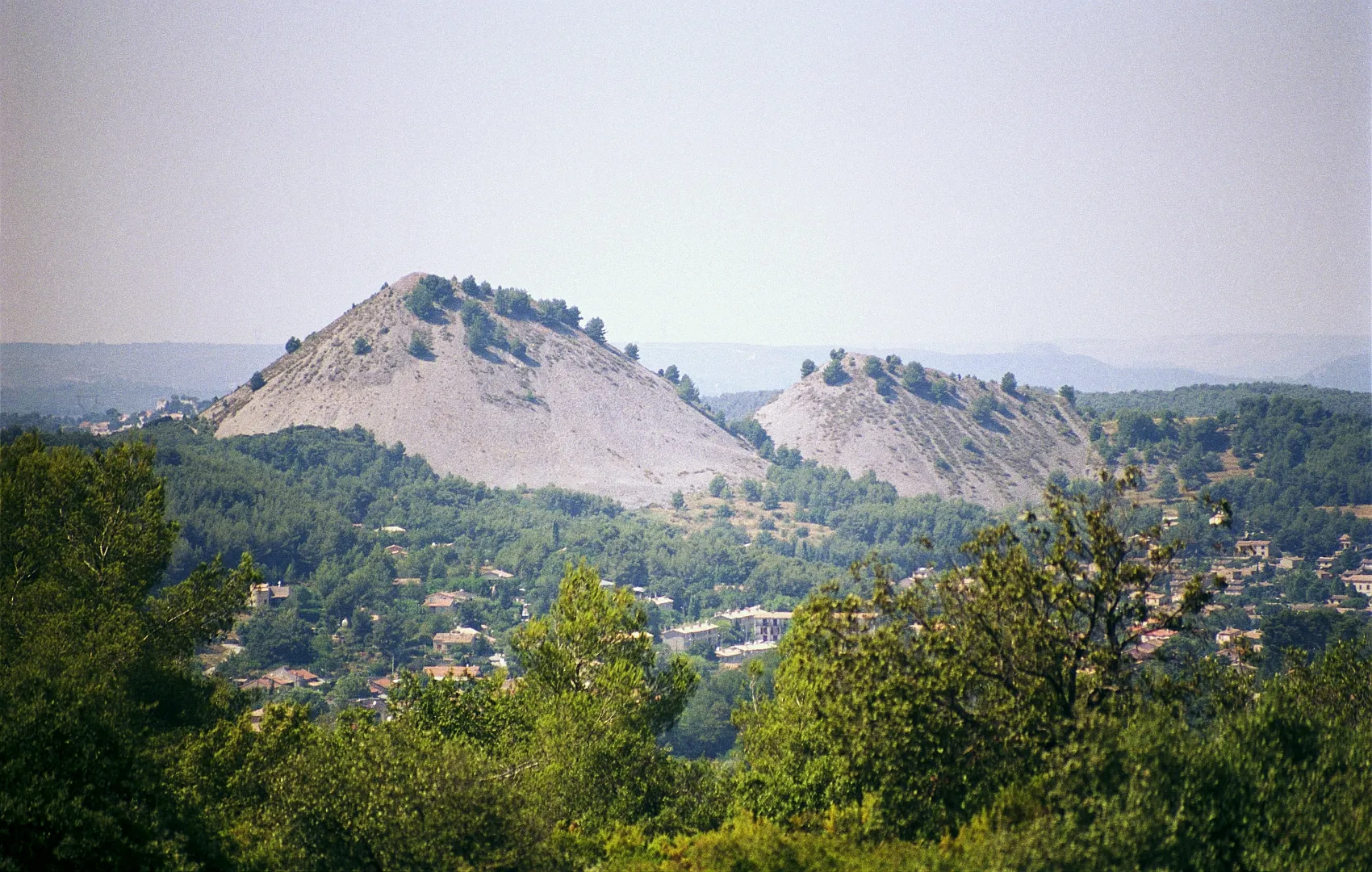 Photo showing: Les deux terrils de Gardanne le 13 août 2001.