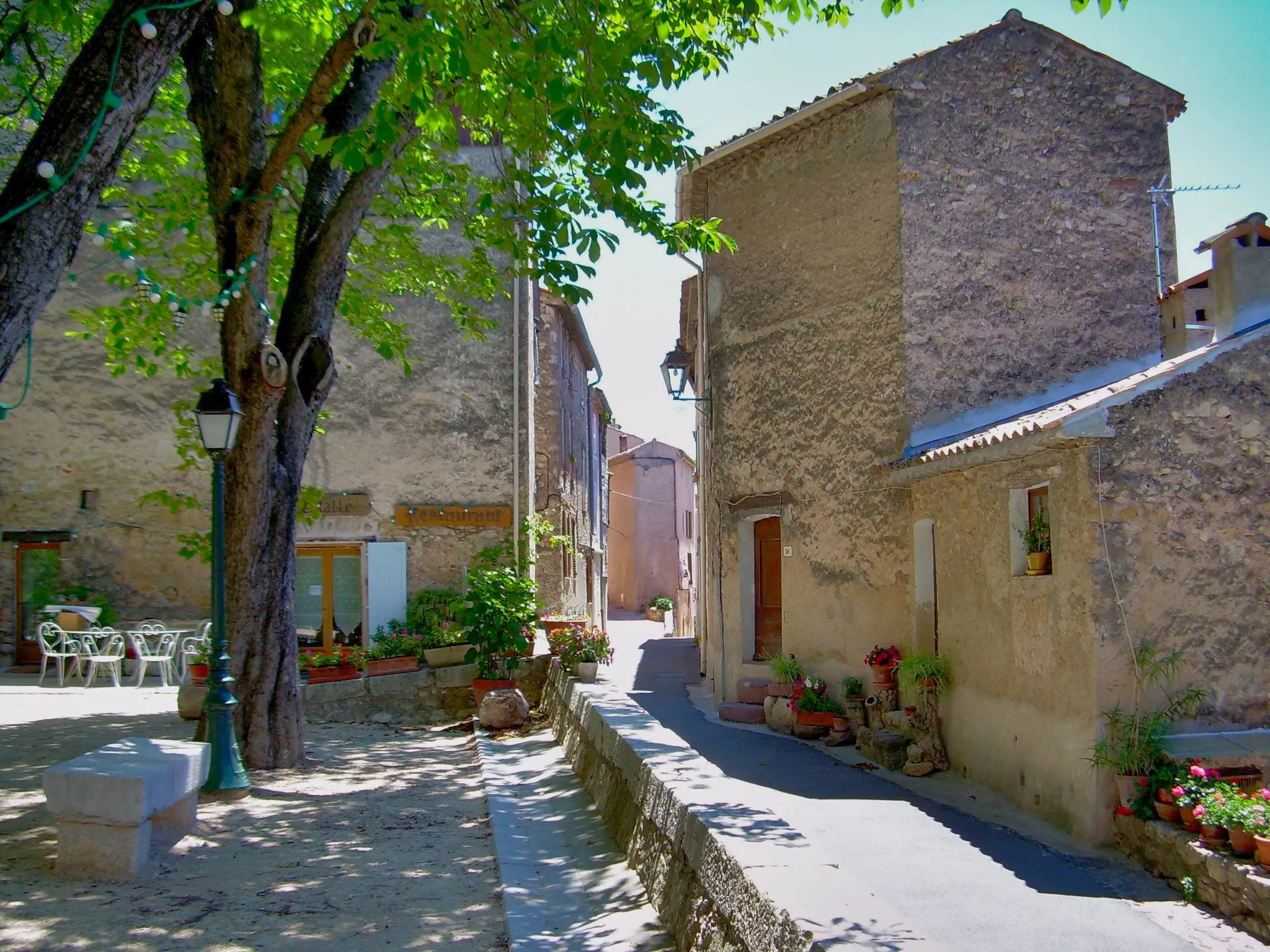 Photo showing: A street of Bagnols-en-Forêt, Var, France