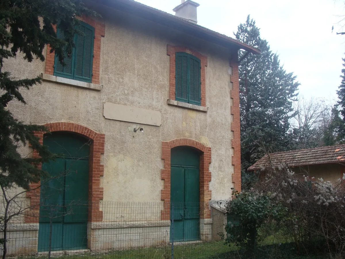 Photo showing: L'ancienne gare de Varages, sur la ligne "Central-Var" des chemins de fer de Provence (Sud-France), aujourd'hui abandonnée. Les bâtiments sont propriété privée.