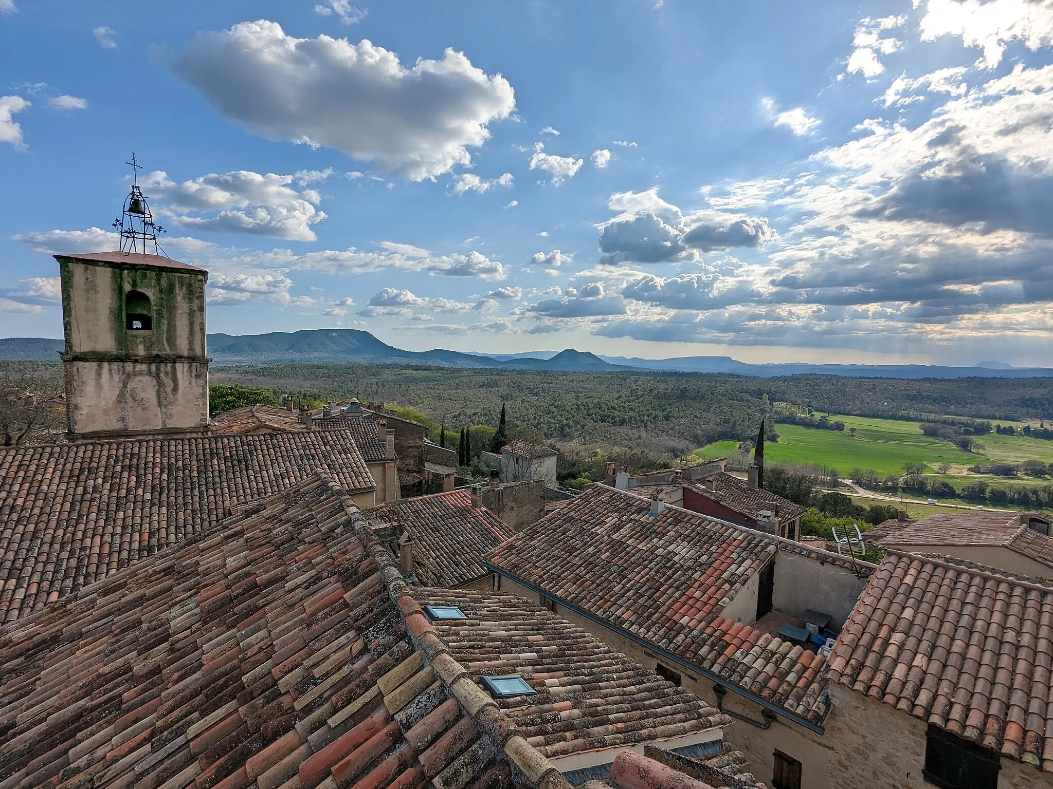 Photo showing: Fox-Amphoux/Var: View from the viewing platform to the south over the roofs of old Fox to the church tower, with the Massif de la Sainte-Baume in the distance.