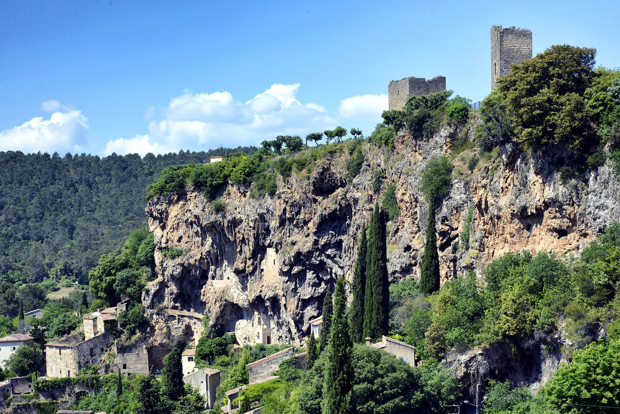 Photo showing: Cotignanc, Var (Provence) - Le rocher de Cotignac avec ses deux tours, vestiges de l'ancien château féodal (1033)