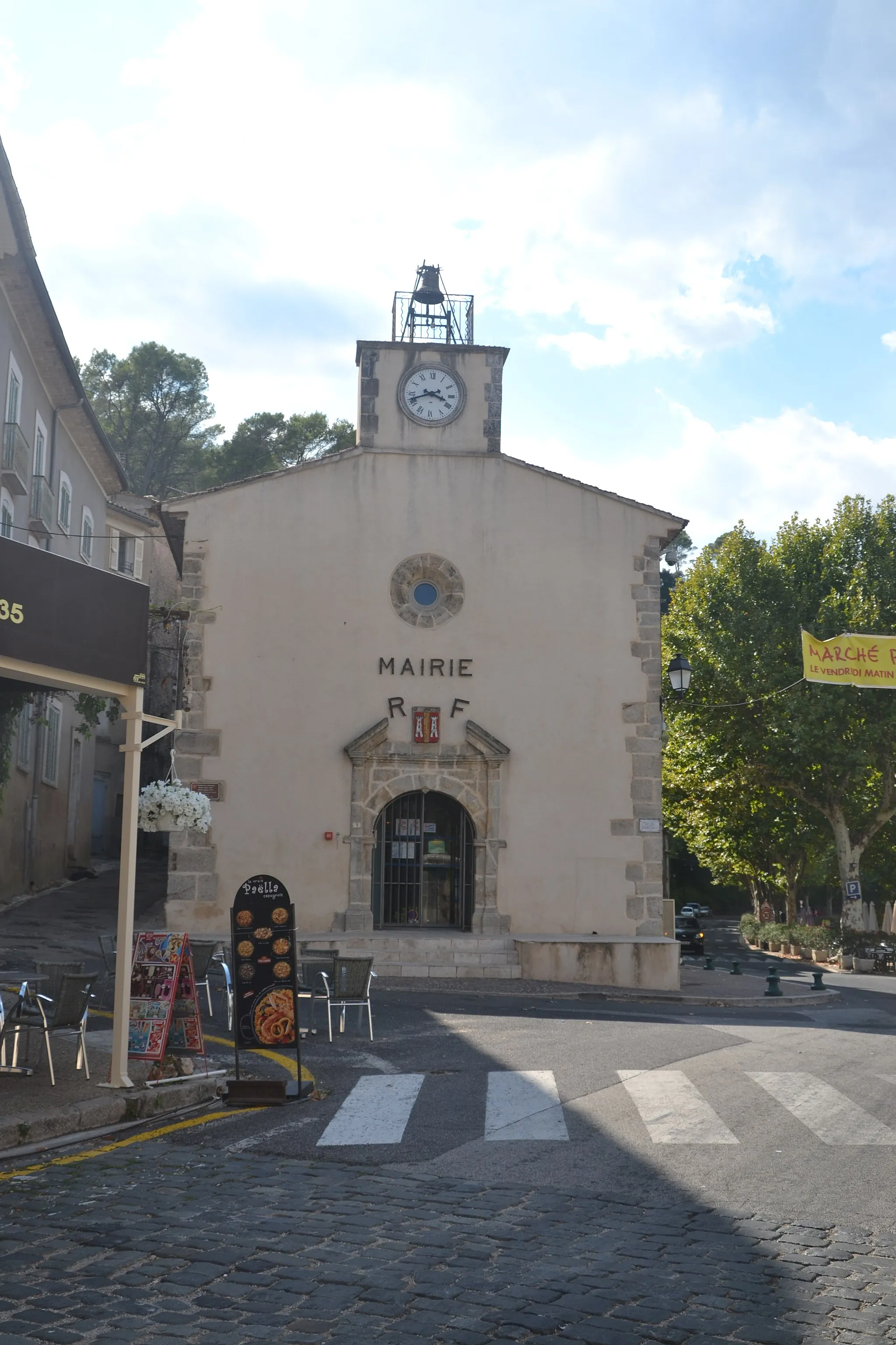 Photo showing: mairie d'Entrecasteaux