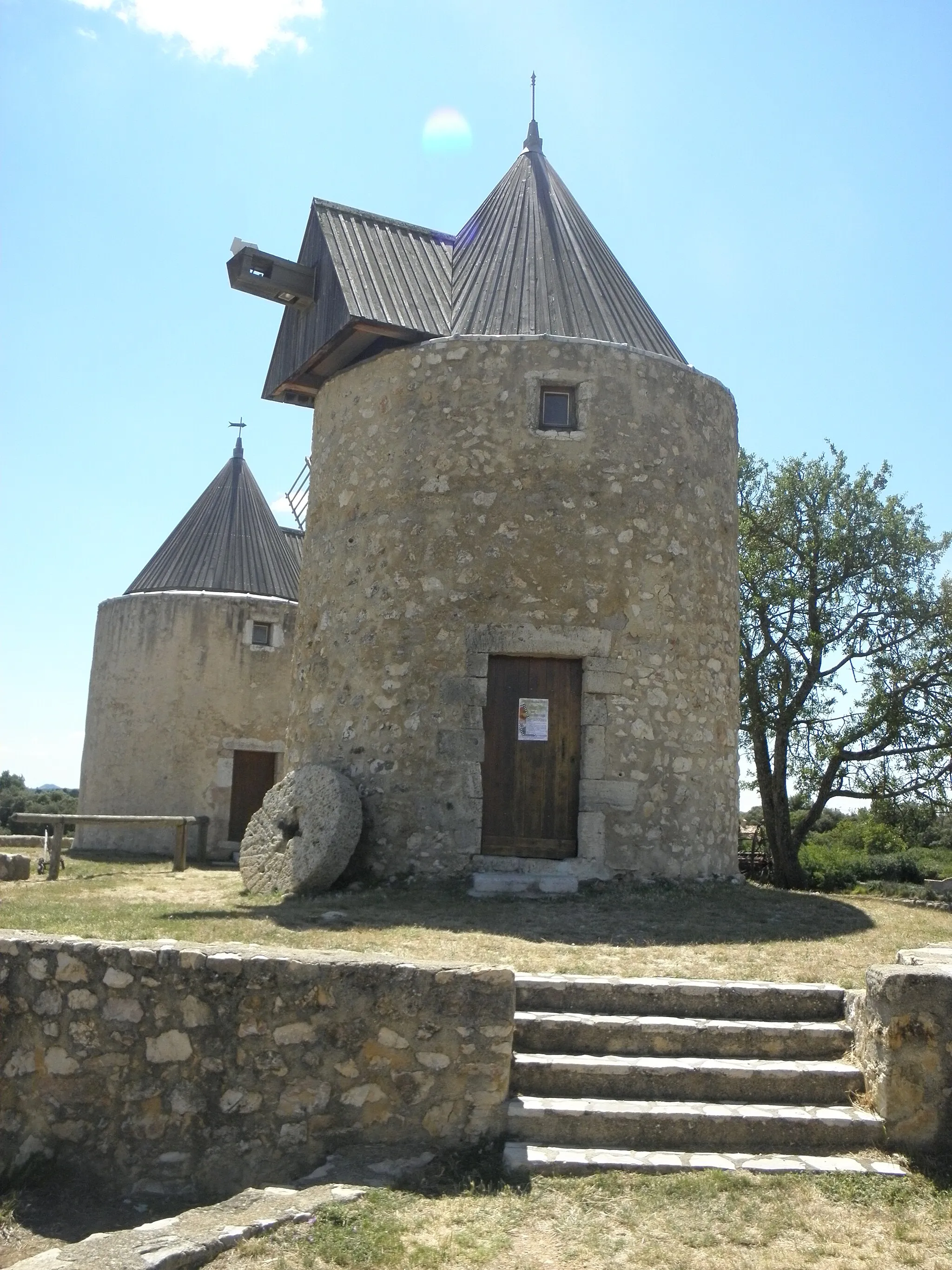 Photo showing: Moulins à vent de Régusse soubassement