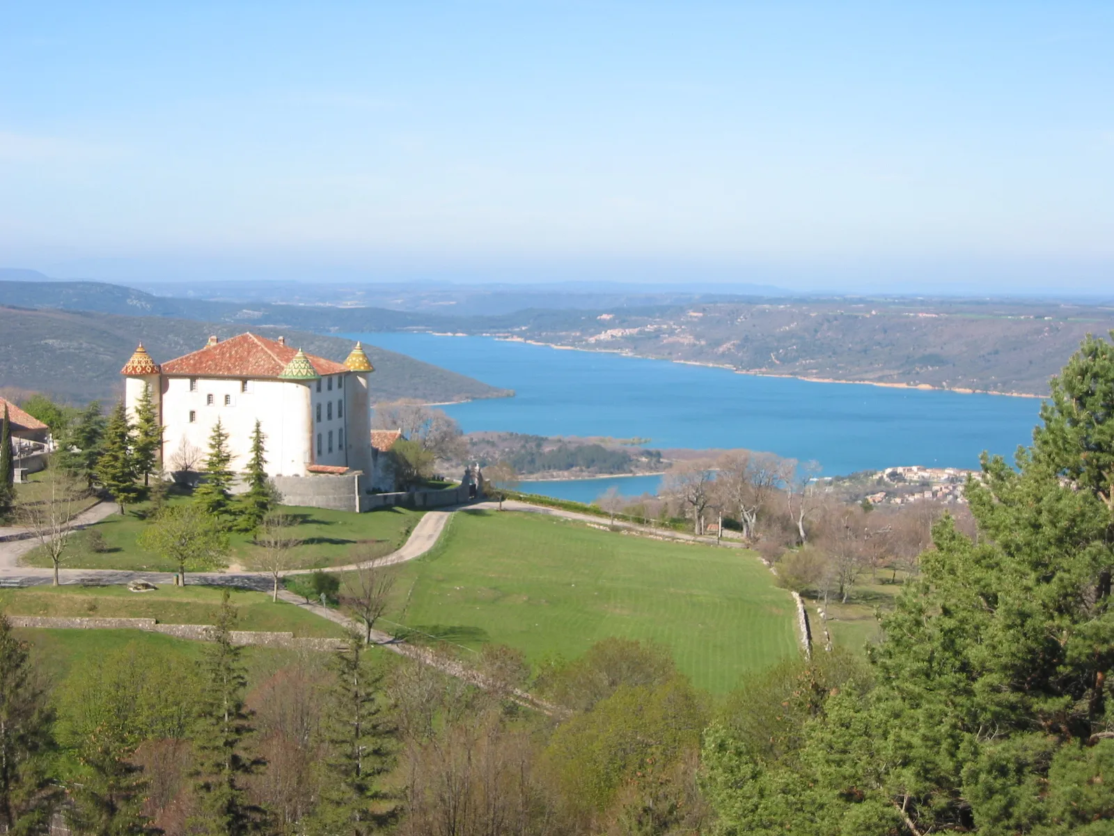 Photo showing: Lac de Sainte-Croix, Alpes de Haute Provence, France. Au premier plan, le château d'Aiguines