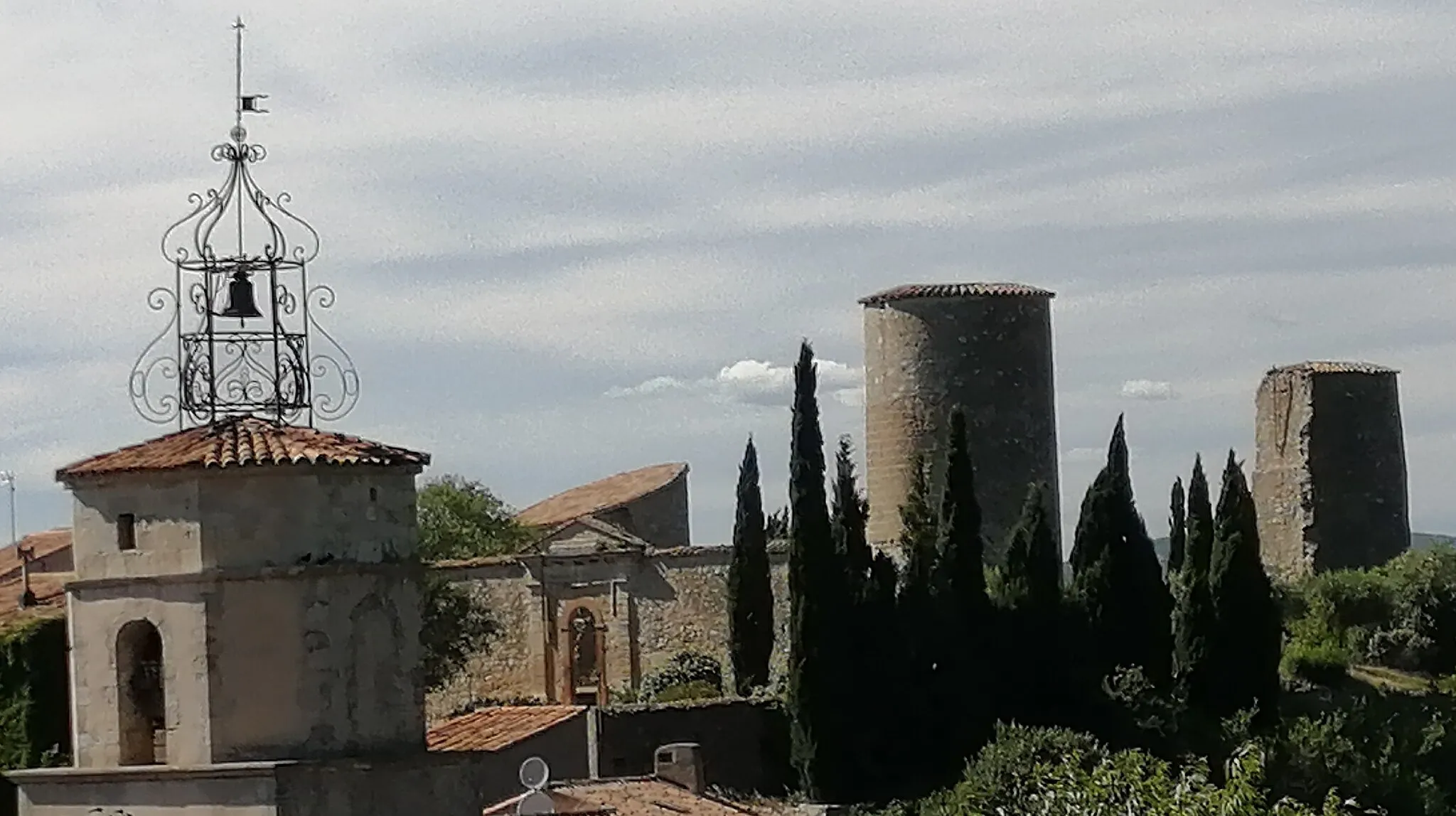 Photo showing: Pontevès : église, campanile. Portail et tours du château