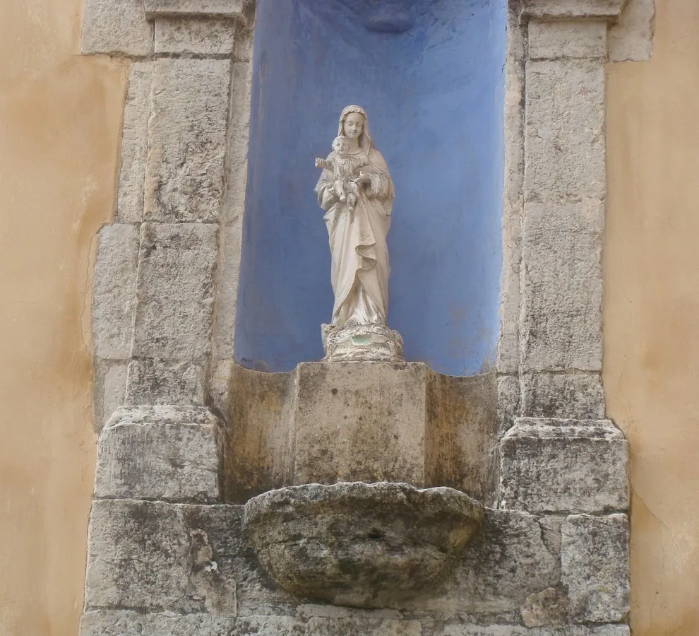 Photo showing: Saint-Martin-de-Pallières (Var): vierge à l'enfant, sur le mur extérieur de la chapelle de l'Assomption.