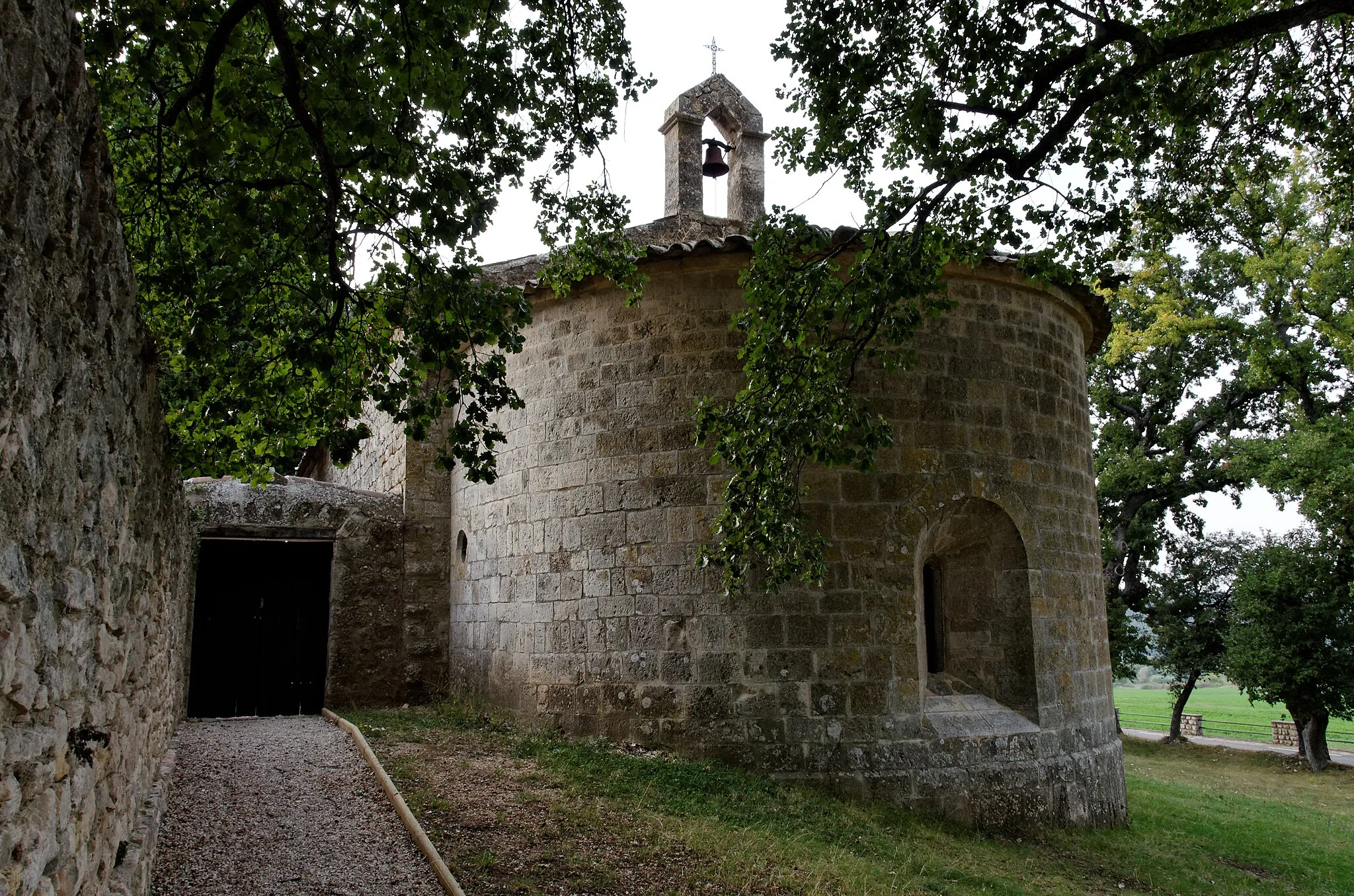 Photo showing: Notre-Dame du Revest, Esparron (Var) France. The current 12th century chapel is a beautiful exemple of a Provencal Roman building