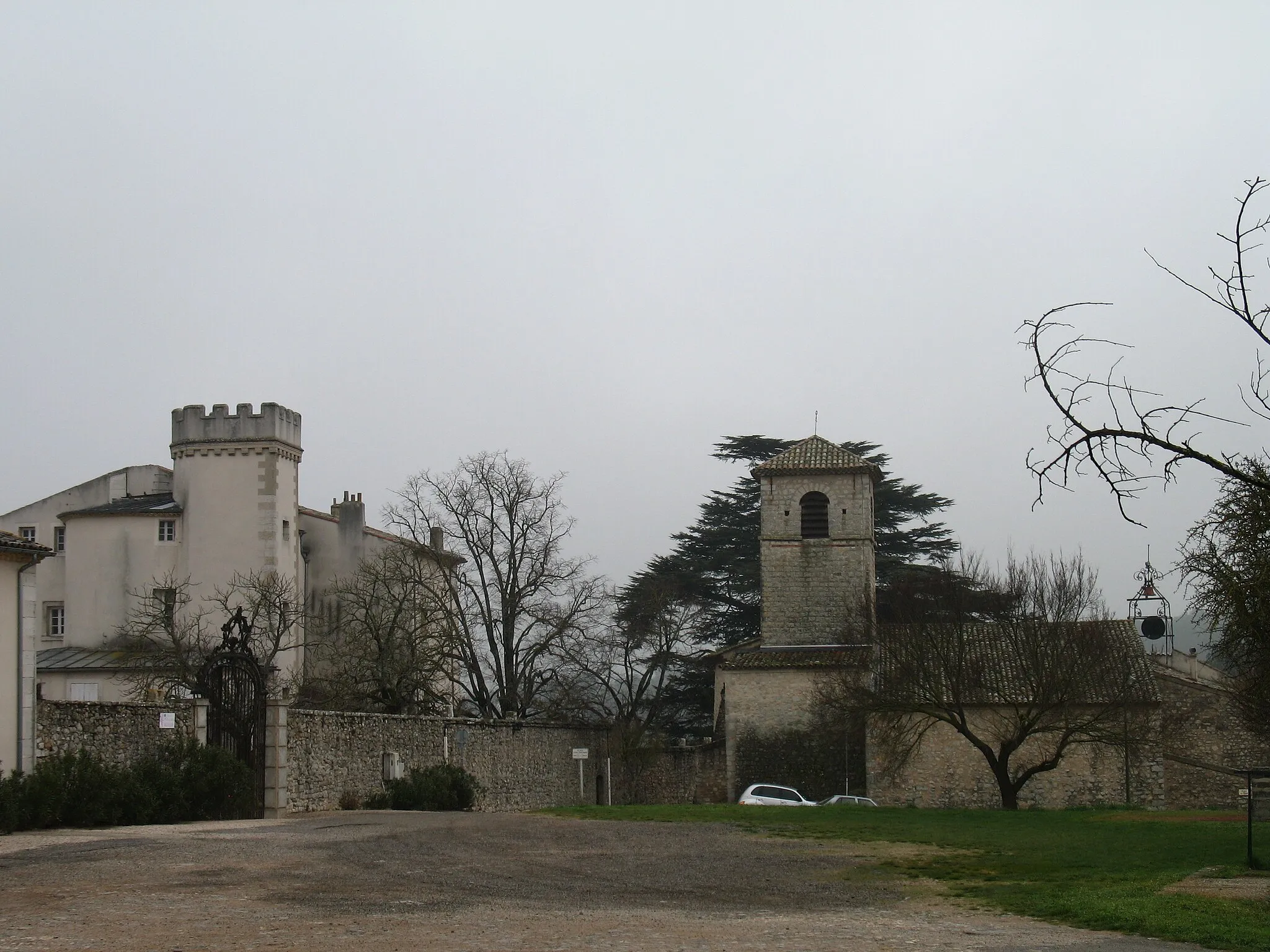 Photo showing: Ollières - Var - France - Main vue of the castle, the church and the campanile