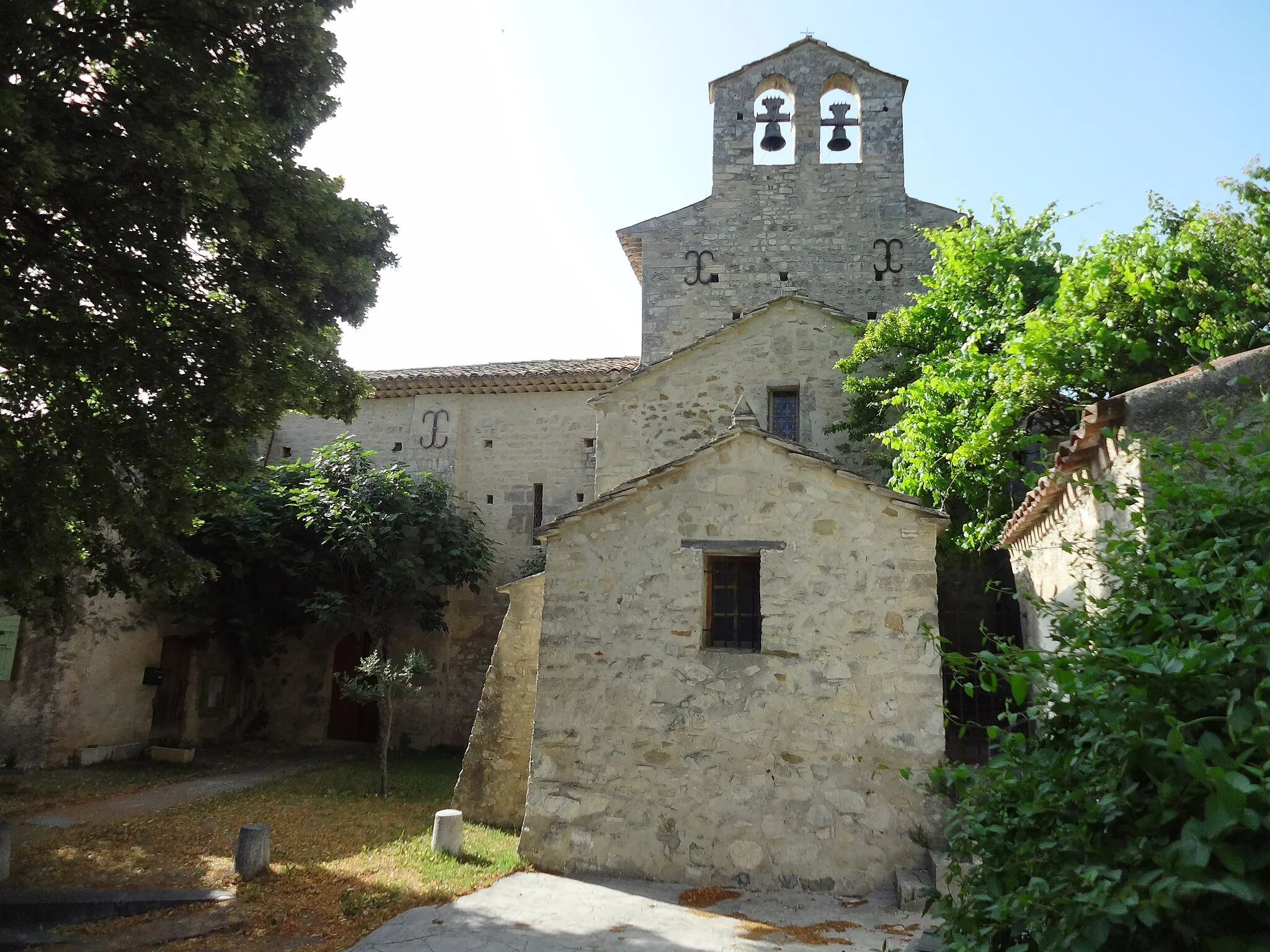 Photo showing: Église Saint-Martin de Saint-Martin-les-Eaux (Alpes-de-Haute-Provence), mur est avec clocher mur