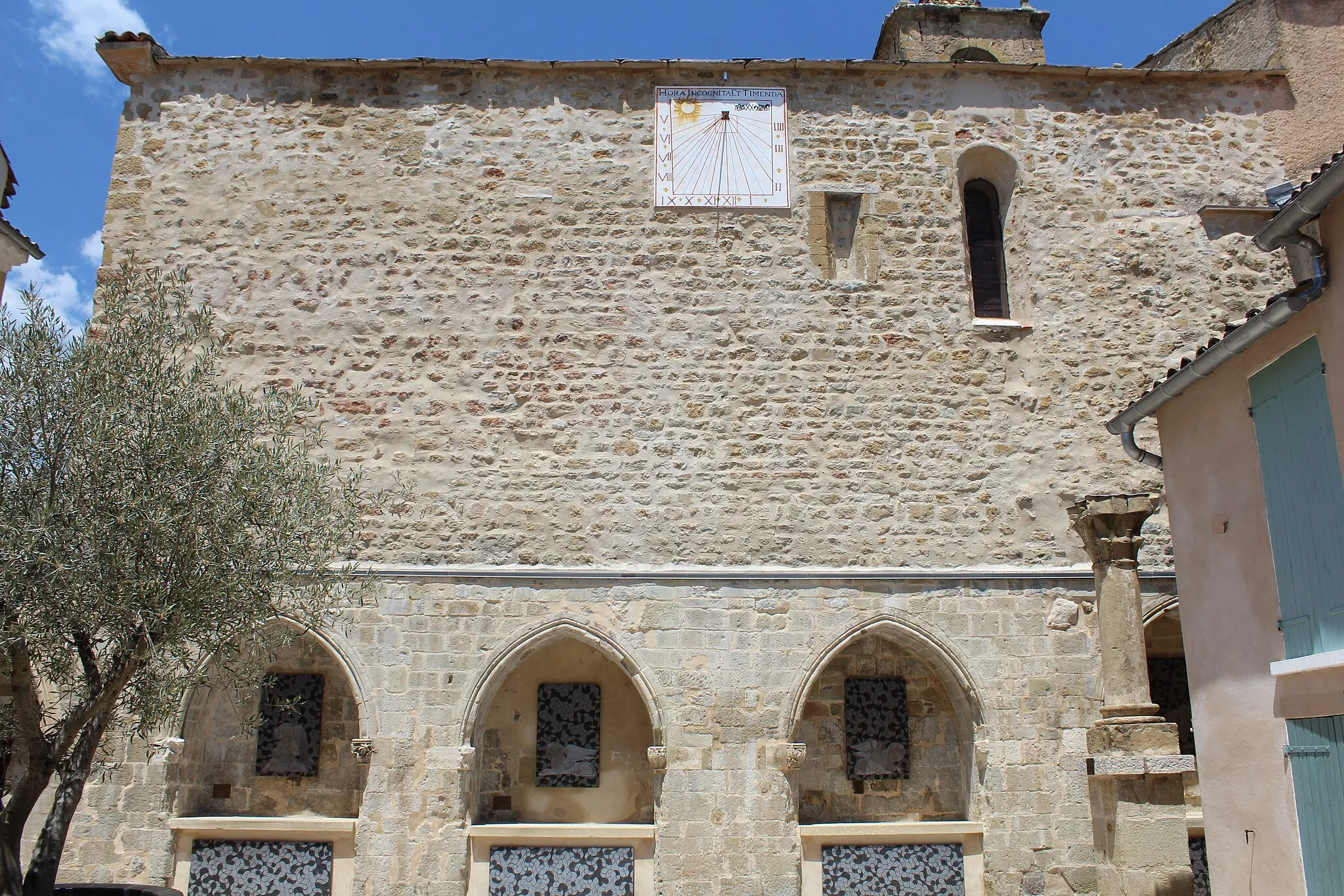 Photo showing: Cloître de l'ancienne abbaye Saint-Martin de Cruis.