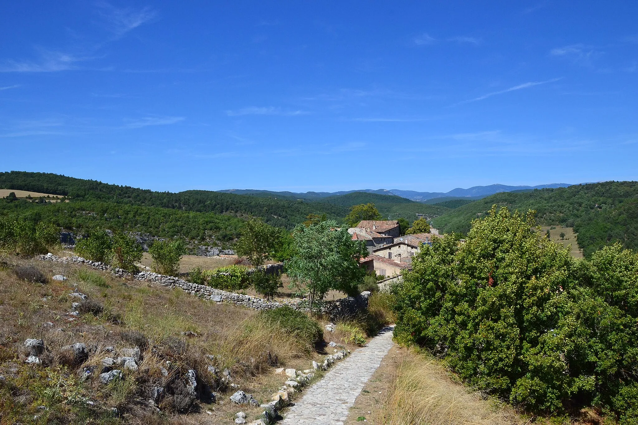 Photo showing: GR6 hiking route at Oppedette, dept. Alpes-de-Haute-Provence, France.