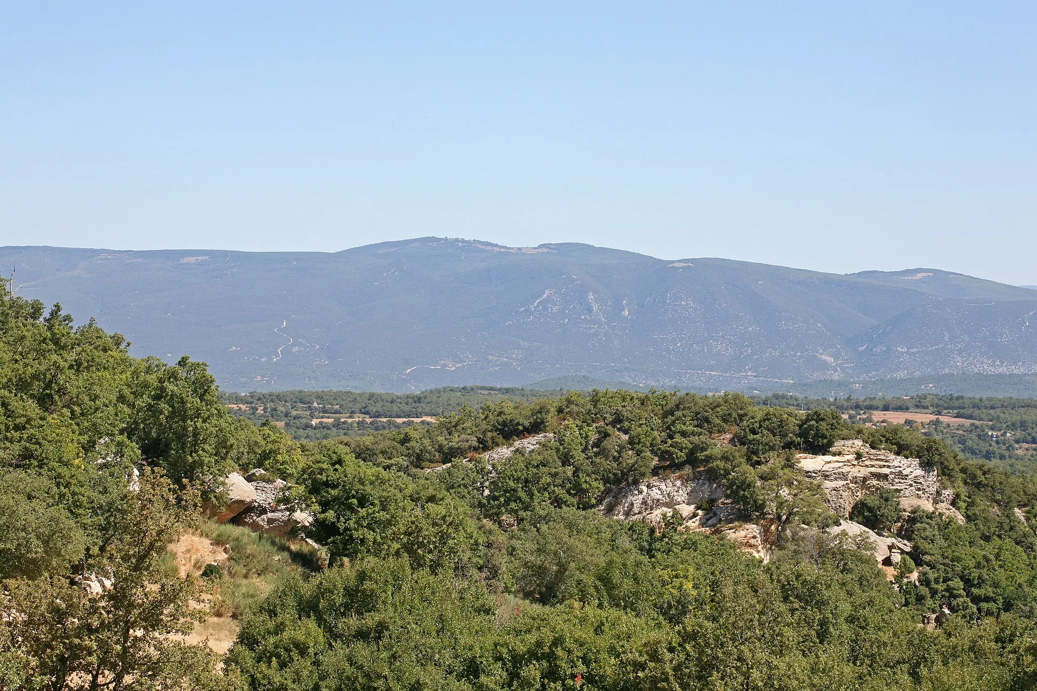 Photo showing: view from south of the « signal de Saint-Pierre » (1 256 m), the higest hills of the « Monts de Vaucluse », France. Picture taken on the hight of Sivergues