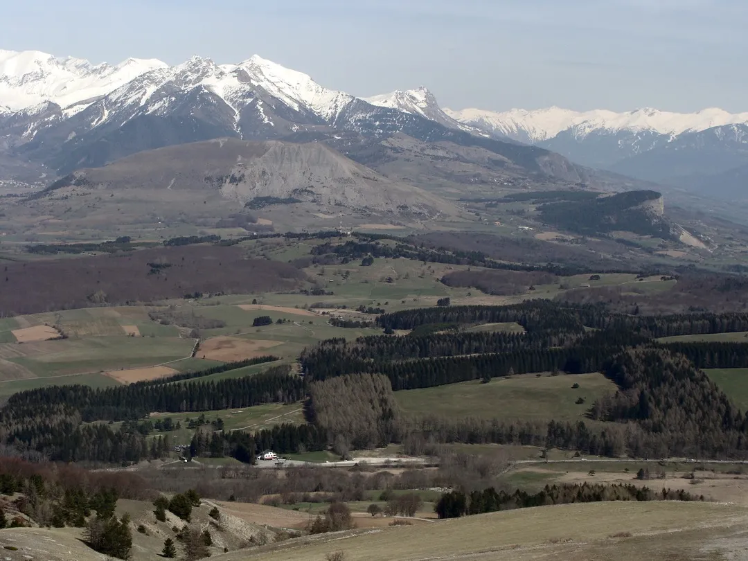 Photo showing: Le seuil de Bayard-Manse vu du col de Gleize. Au premier plan, la route nationale 85 ; puis le plateau de Bayard, puis le Puy de Manse, avec sur sa droite le "chapeau de Napoléon" ; au fond le Piolit.