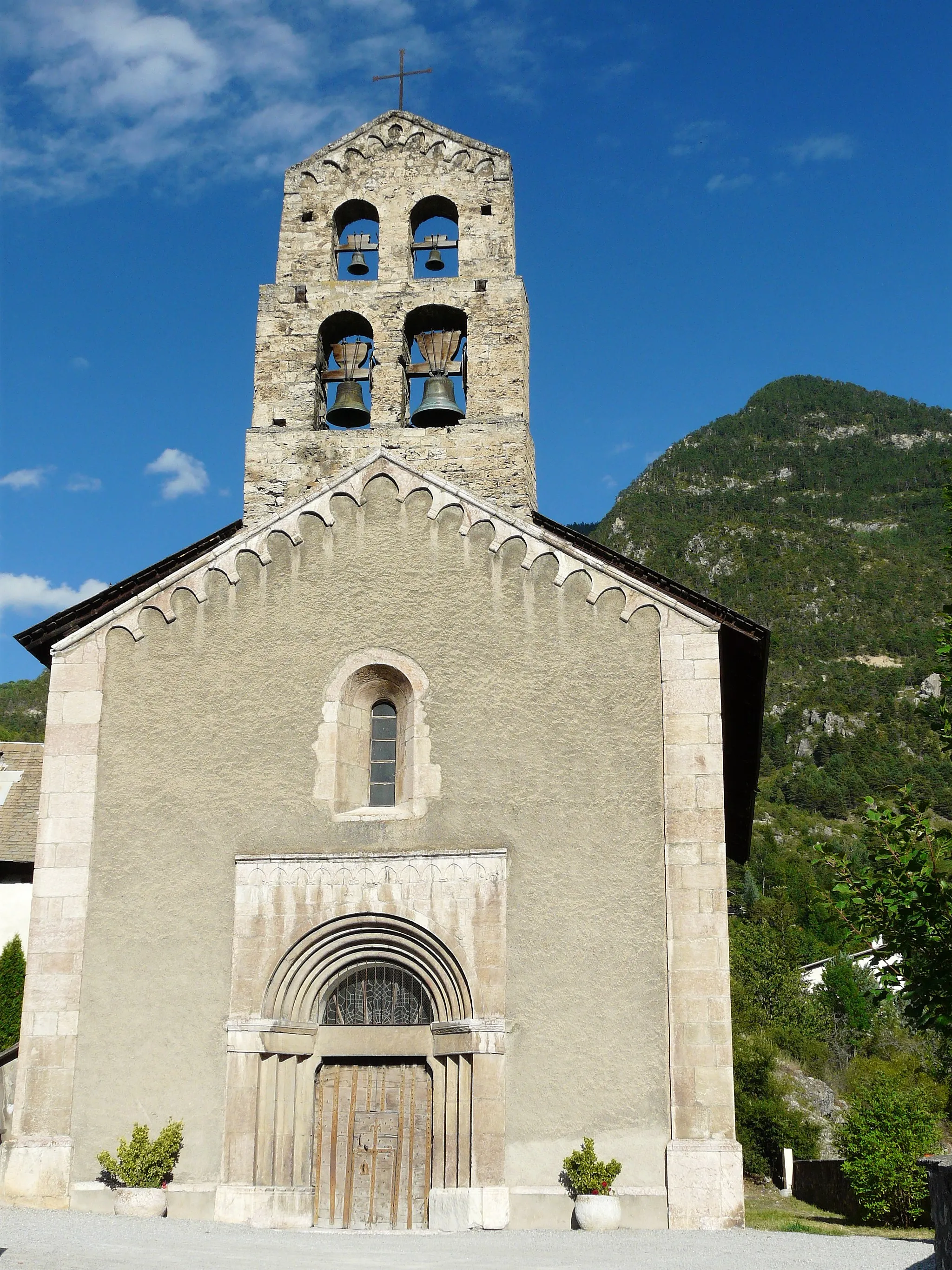 Photo showing: L'ancienne gare de La Roche-de-Rame, côté voies (la voie d'évitement a été déposée).