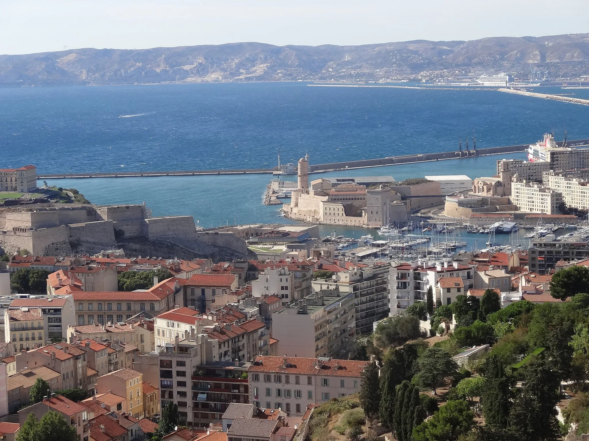 Photo showing: Views of Marseille from Basilique Notre-Dame de la Garde. 2016