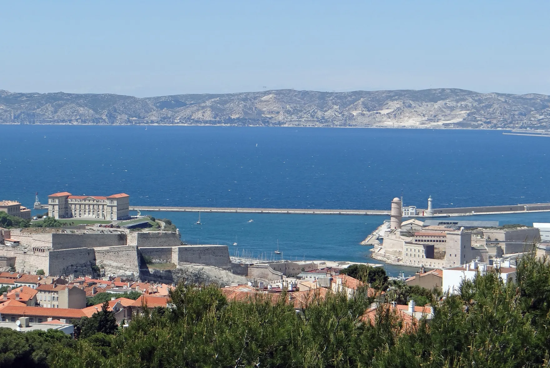 Photo showing: Vue de la rade de Marseille et de la passe du Vieux-Port depuis Notre-Dame-de-la-Garde

www.marseille.fr/sitevdm/jsp/site/Portal.jsp