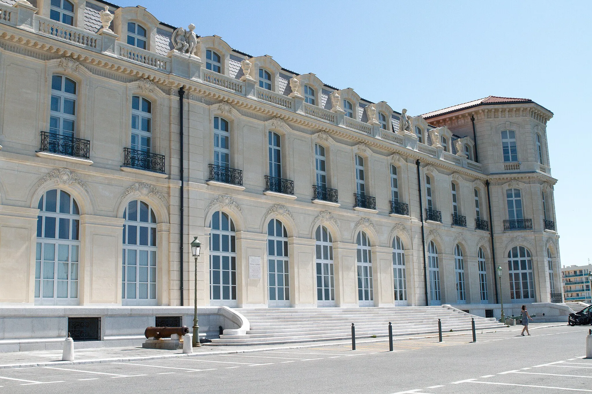 Photo showing: Courtyard facade of the Pharo Palace. Marseille, Bouches-du-Rhône (France).