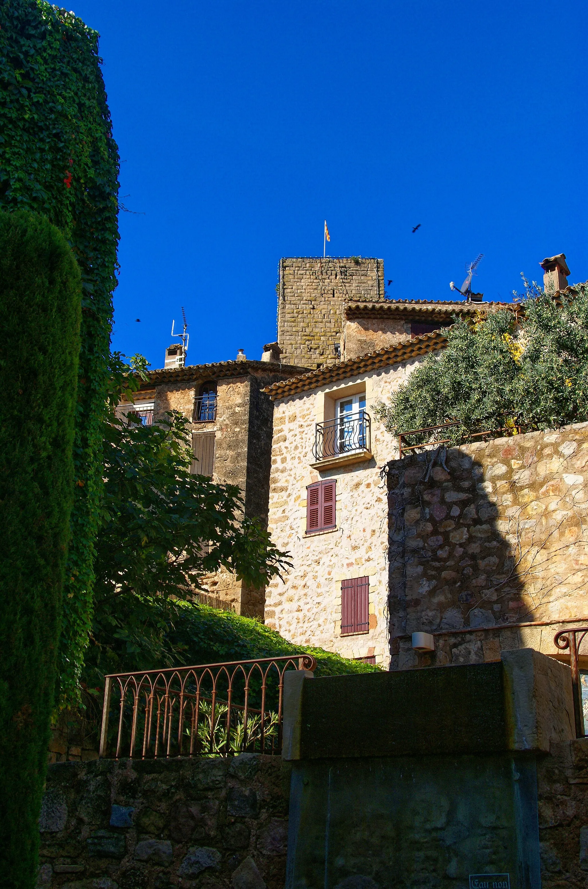 Photo showing: Les Arcs - Rue Victor Maria - View West