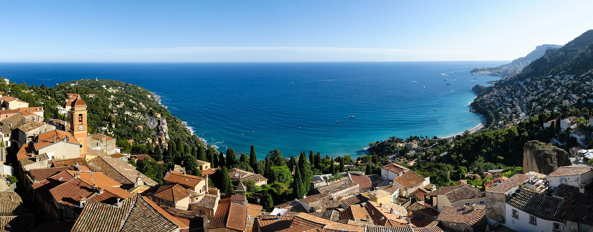 Photo showing: The Bay of Roquebrune, viewed from the castle. Monaco lies on the right.