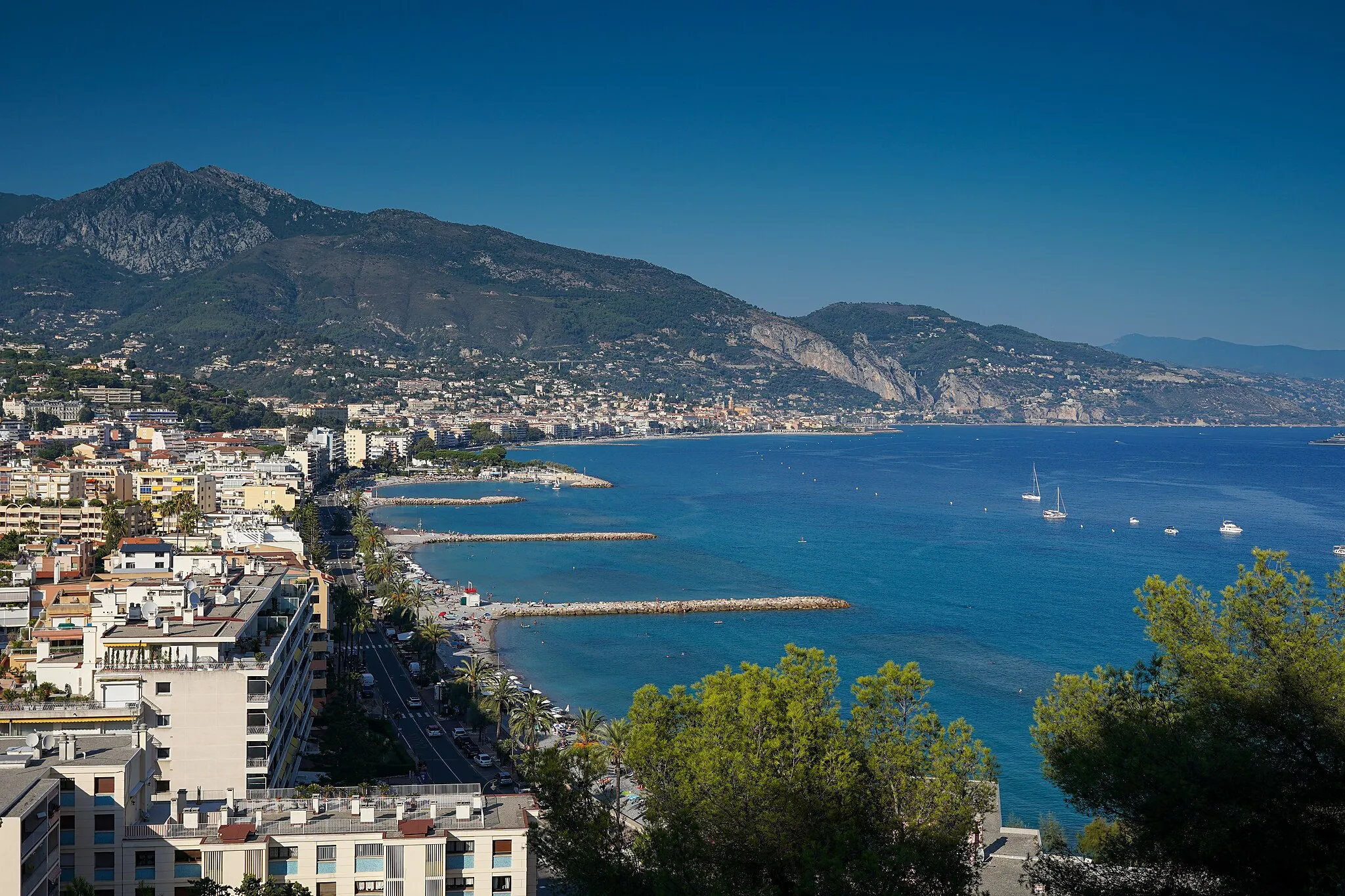 Photo showing: Azure waters of Carnoles Bay, Roquebrune-cap-Martin, Alpes-Maritimes, France