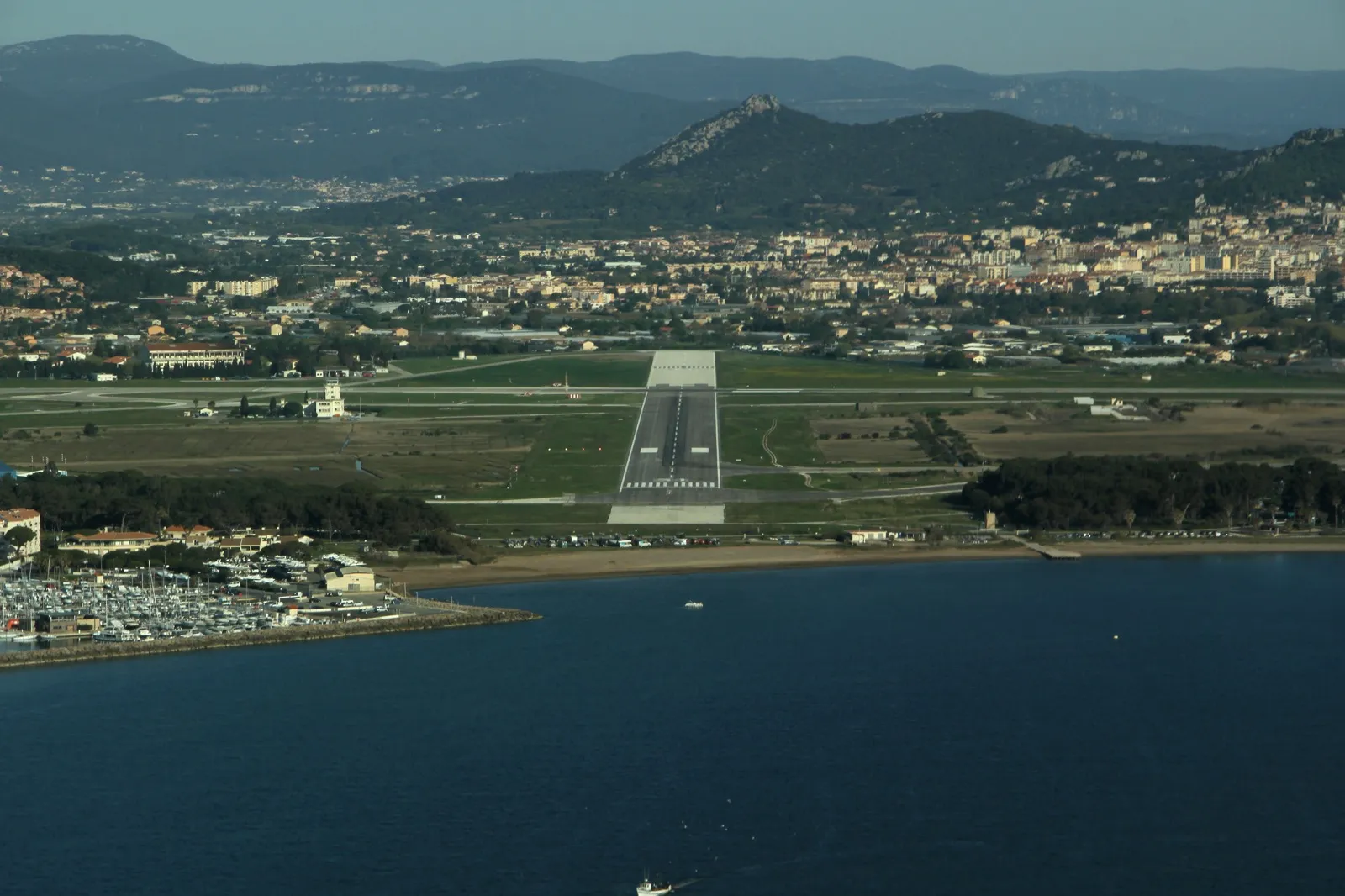 Photo showing: Aerial view of Aéroport de Toulon-Hyères