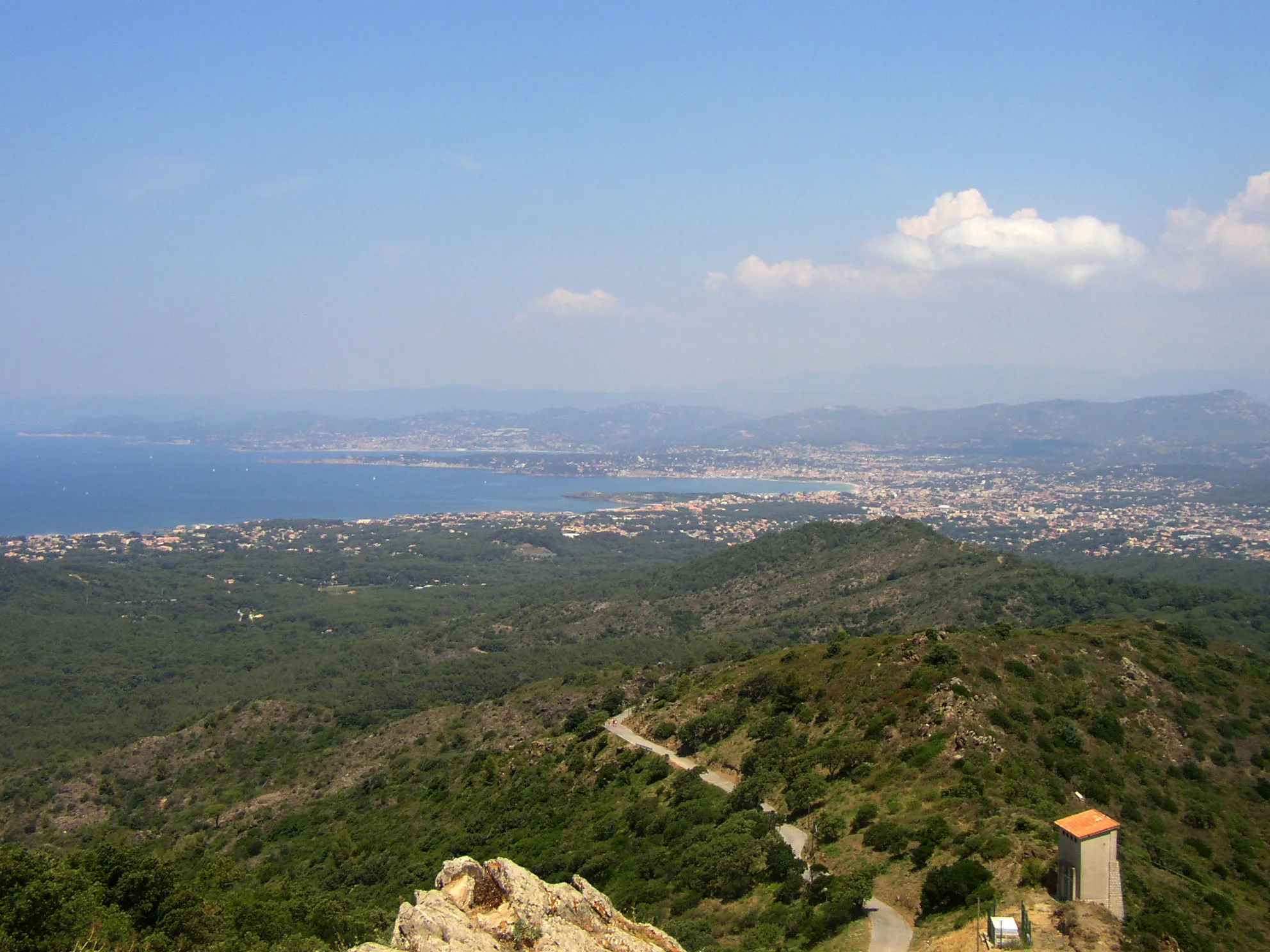 Photo showing: Sight on one of the coasts of the French department of Var, seen from the High Six-Fours-les-Plages (Notre-Dame-du-Mai).