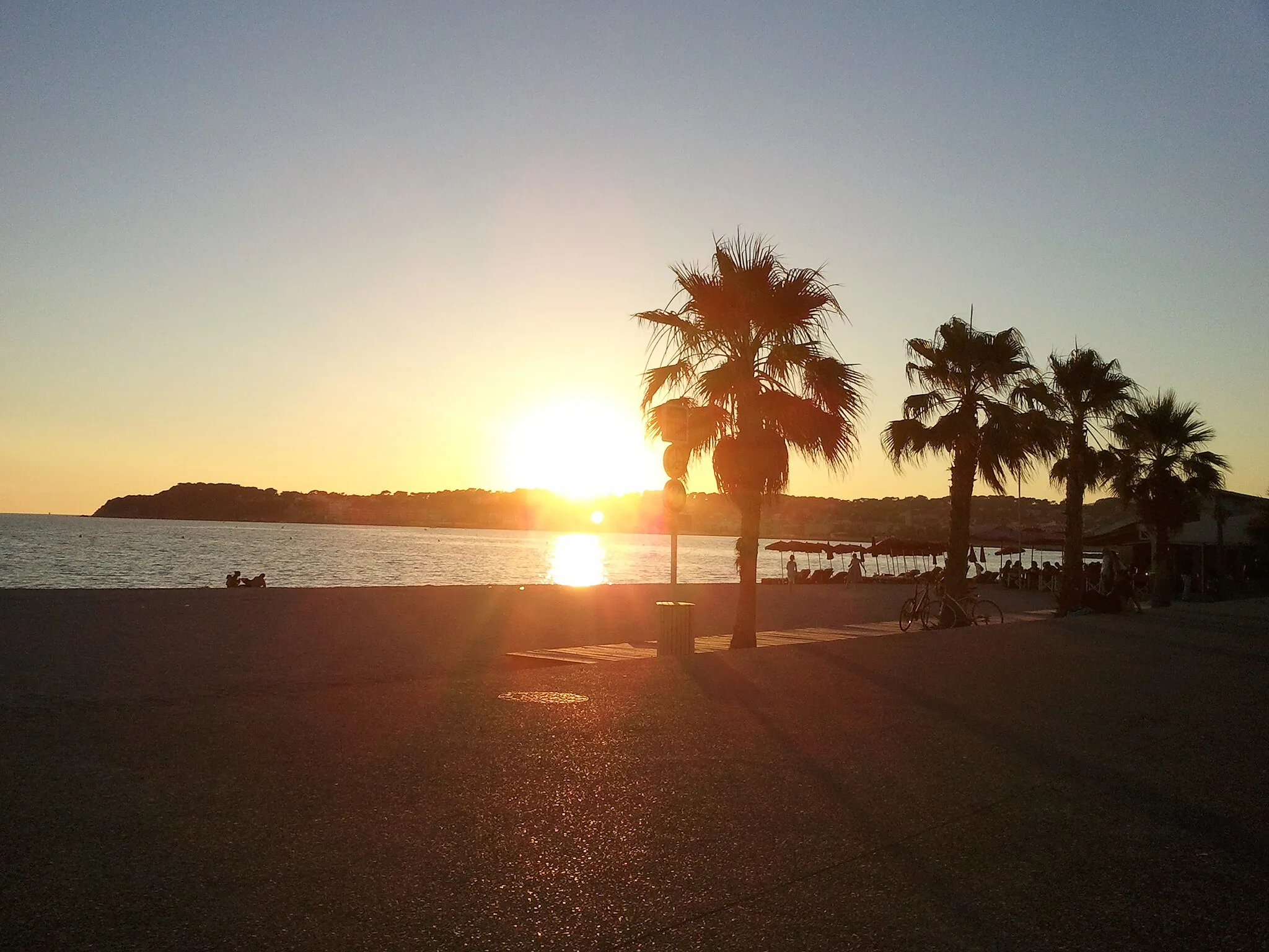 Photo showing: Coucher de Soleil sur la plage de Bonnegrâce plus importante plage de la ville.