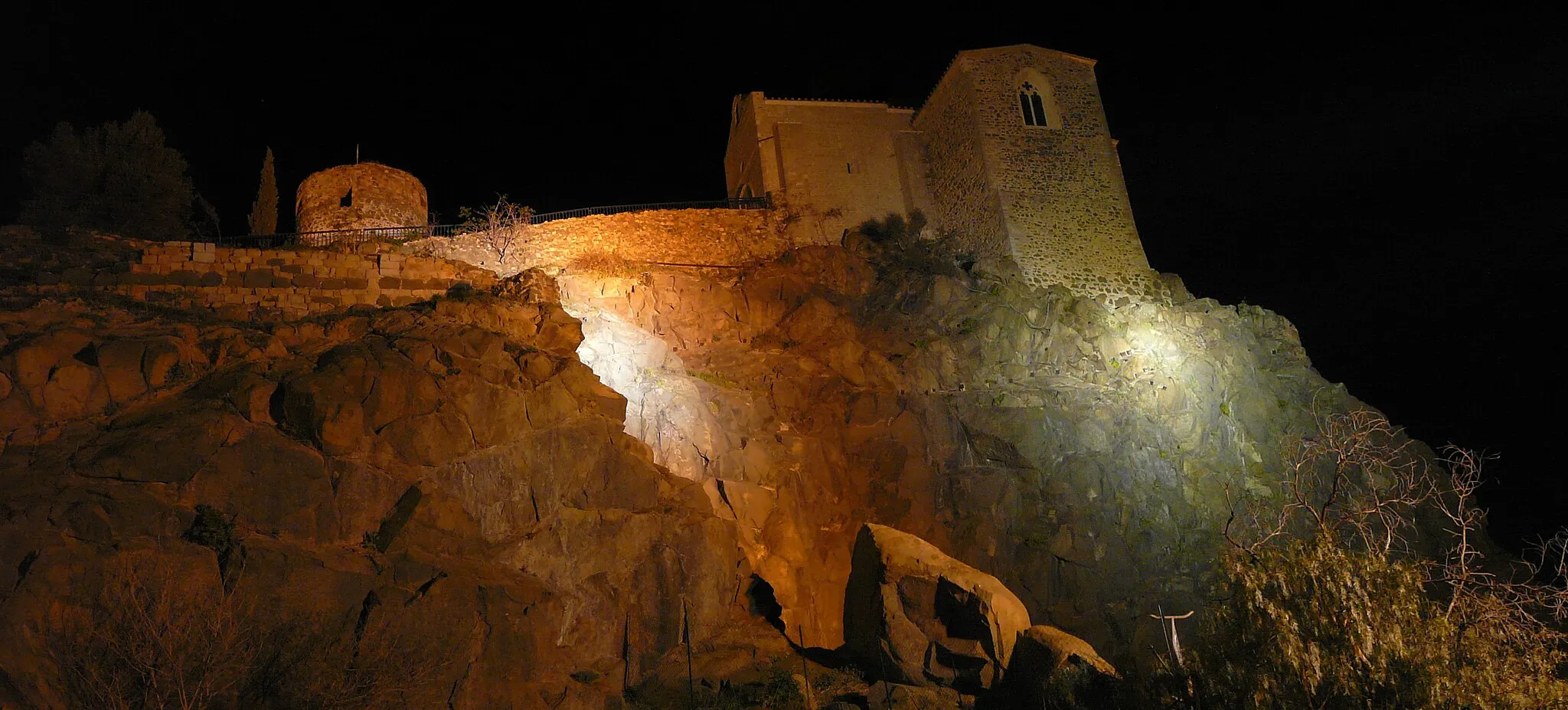 Photo showing: The chapel of La Garde by night