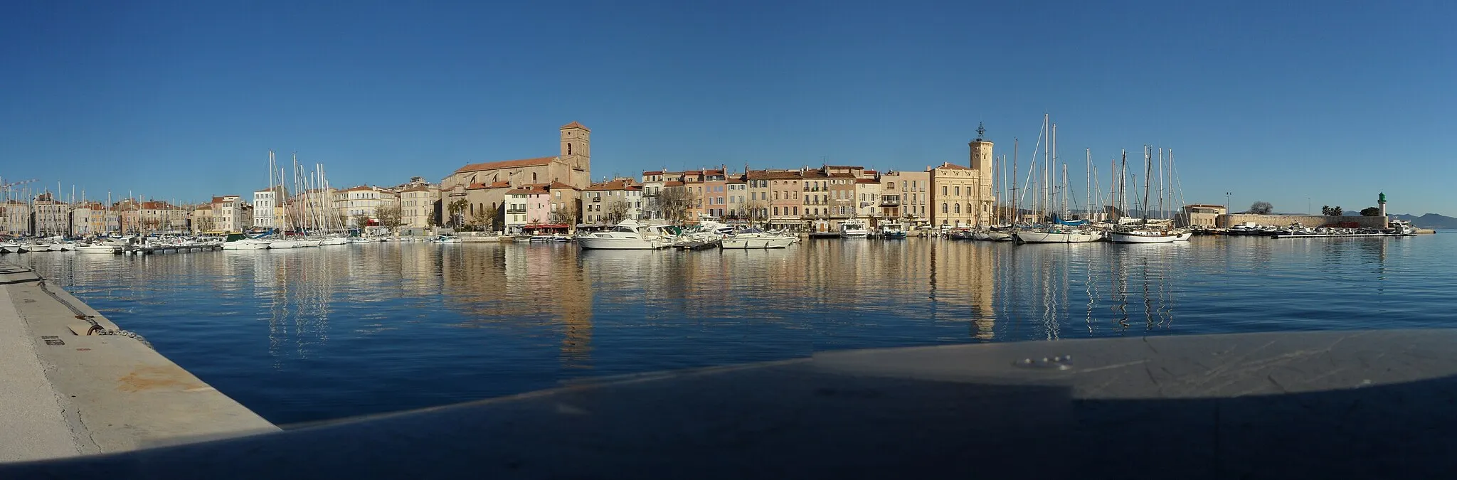 Photo showing: Port de plaisance de La Ciotat, Bouches du Rhône, France, avec l'église Notre-Dame de l'Assomption et le musée Ciotaden