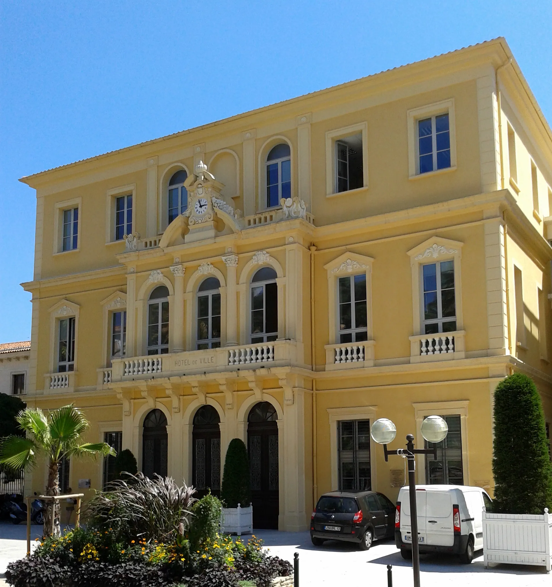 Photo showing: façade de l'ancien Casino de Hyères construit en 1864 sur l'avenue des palmiers (actuel avenue Joseph Clotis), devenue Mairie au début du 20e siècle