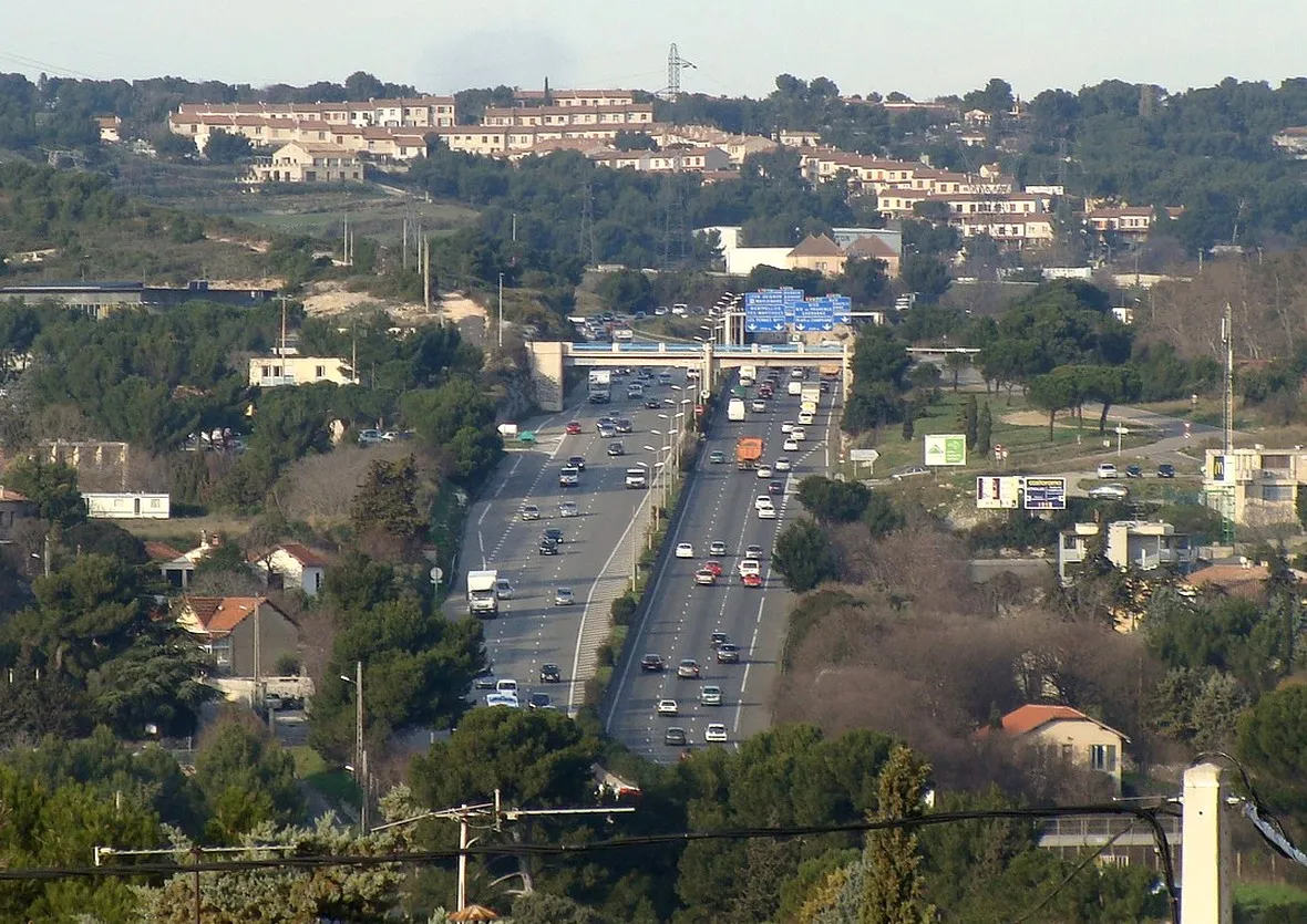 Photo showing: L'autoroute A7 et le divergent de Septèmes, au nord de Marseille, vus (au téléobjectif) depuis la colline de Verduron. Sur la gauche dans les pins le local de la CRS autoroute.