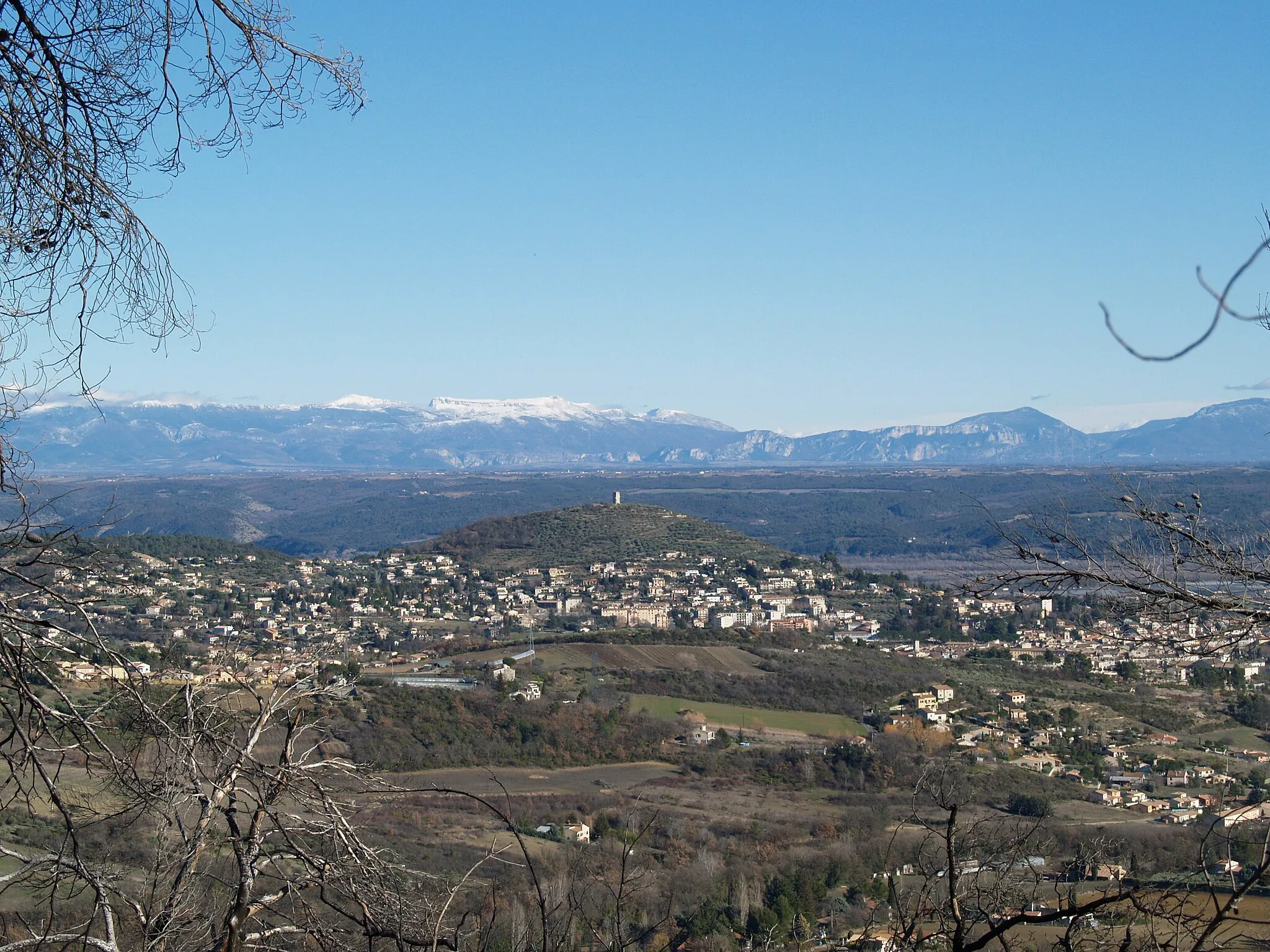 Photo showing: Vue générale de Manosque côté nord, vu de l'ouest. Les Alpes et le Parc naturel Verdon sont à l'horizon.