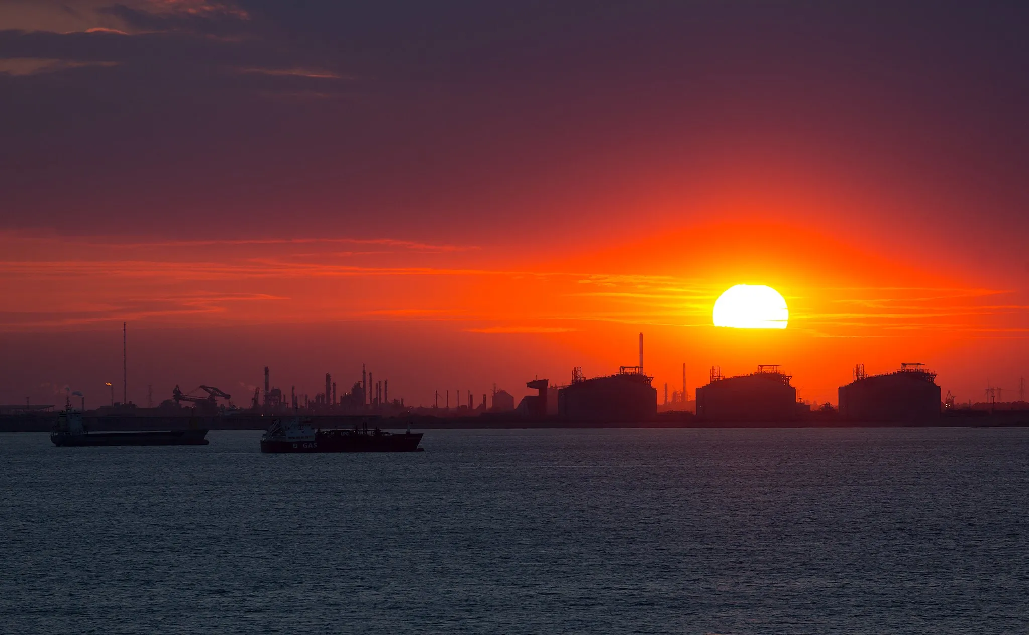 Photo showing: Sunset at Port-de-Bouc, France.