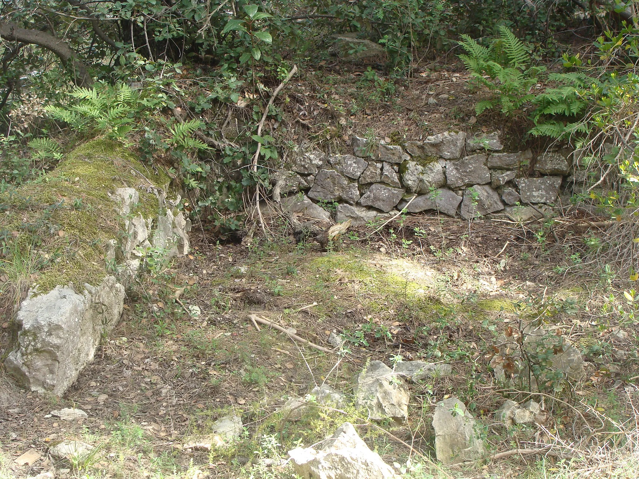 Photo showing: Dans la zone fouillée par J.P. Thennevin, deux murets à angle droit, restes d'une des 18 "cases" ou "cabanes" salyennes mises au jour.