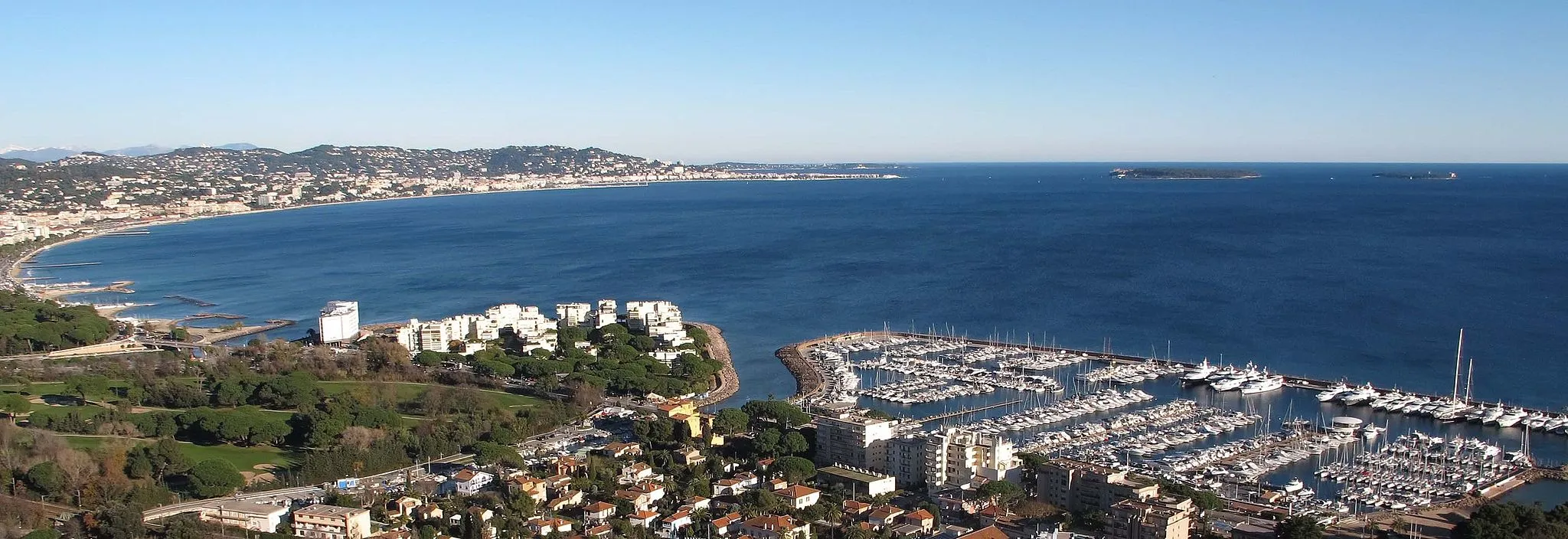 Photo showing: Vue sur le golfe de la Napoule du sommet du parc du San Peyre (131 m) à Mandelieu-La-Napoule, près de Cannes, PACA, France.