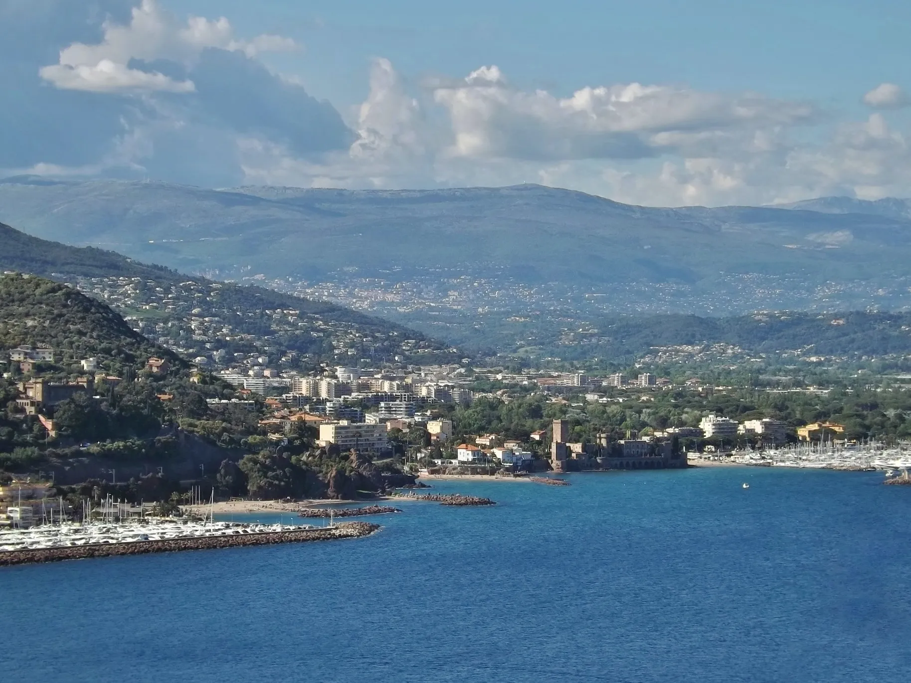 Photo showing: Panoramic sight, from the heights of Théoule-sur-Mer, of the French commune of Mandelieu-la-Napoule, near Cannes on the Riviera Coast in Alpes-Maritimes.