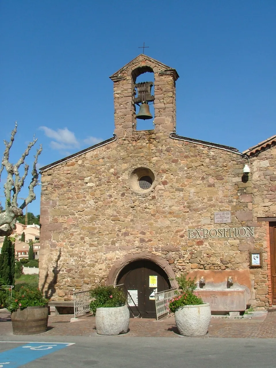 Photo showing: Chapelle Saint Michel à Roquebrune-sur-Argens, France. possession des Chevaliers de Saint-Jean en 1314 puis aux Pénitents blancs