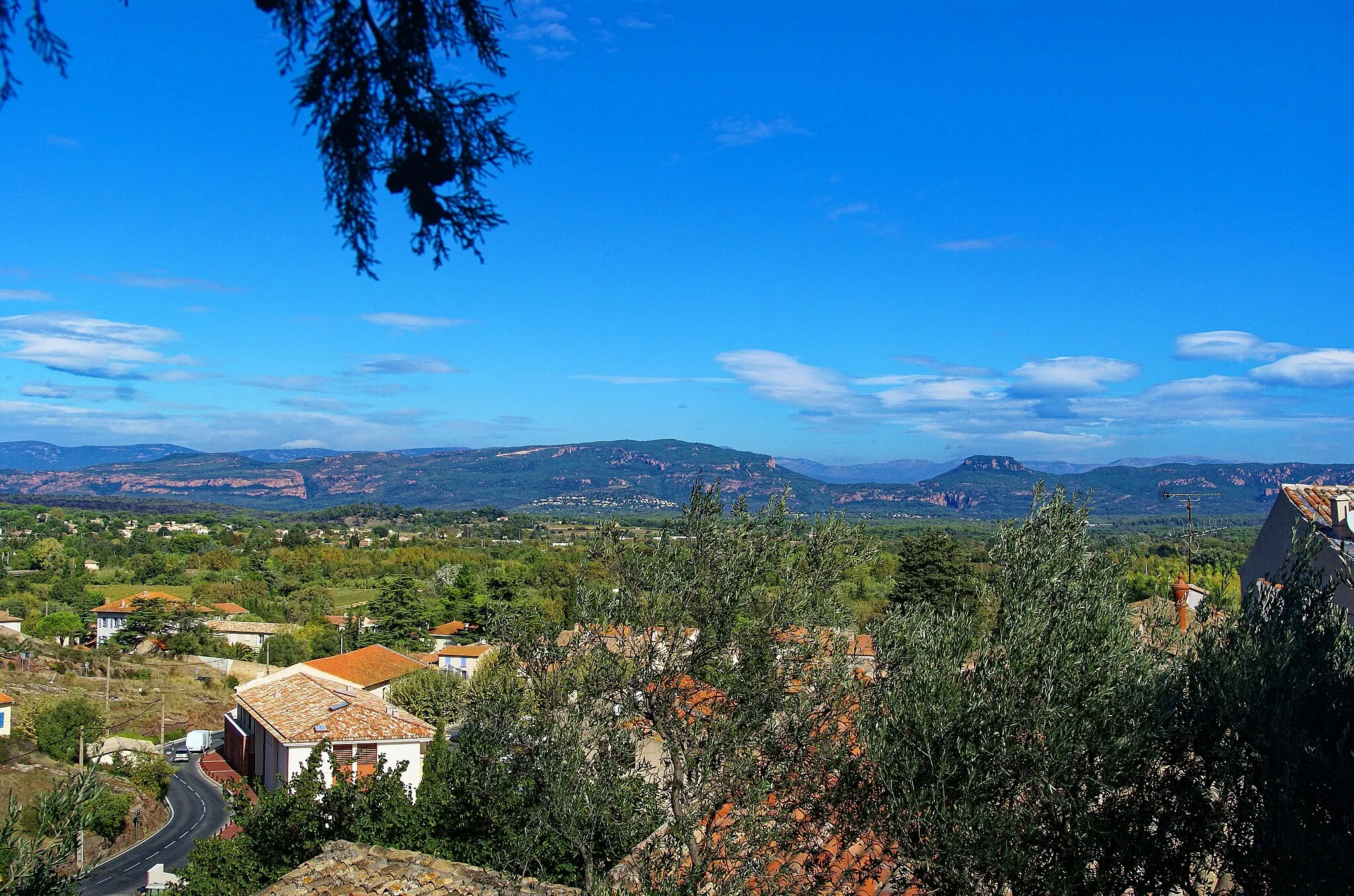 Photo showing: Roquebrune-sur-Argens -  Place de l'Église - View NNW