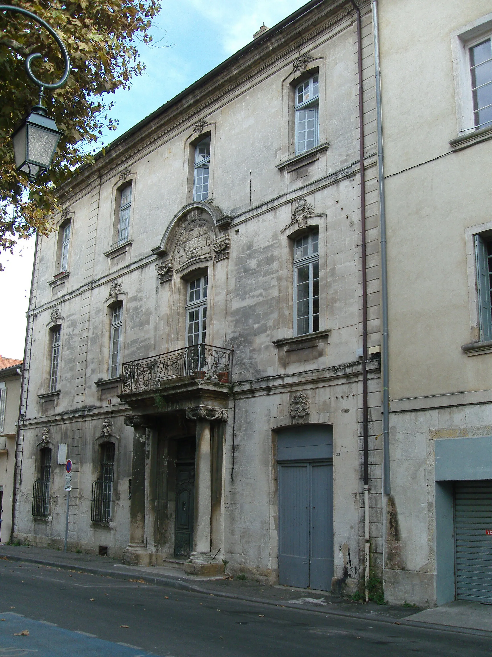 Photo showing: Cavaillon (Vaucluse, France), ancien hôtel de Pérussis, aujourd'hui tribunal escalier, élévation, rampe d'appui, toiture