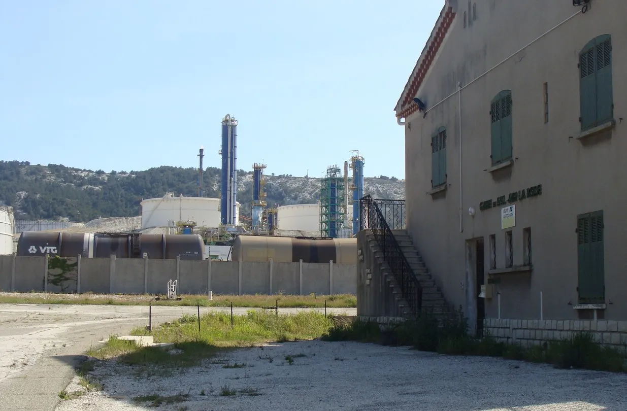 Photo showing: La gare de Bel-Air-la Mède et les installations ferroviaires de la société Total, desservies par la RDT13.