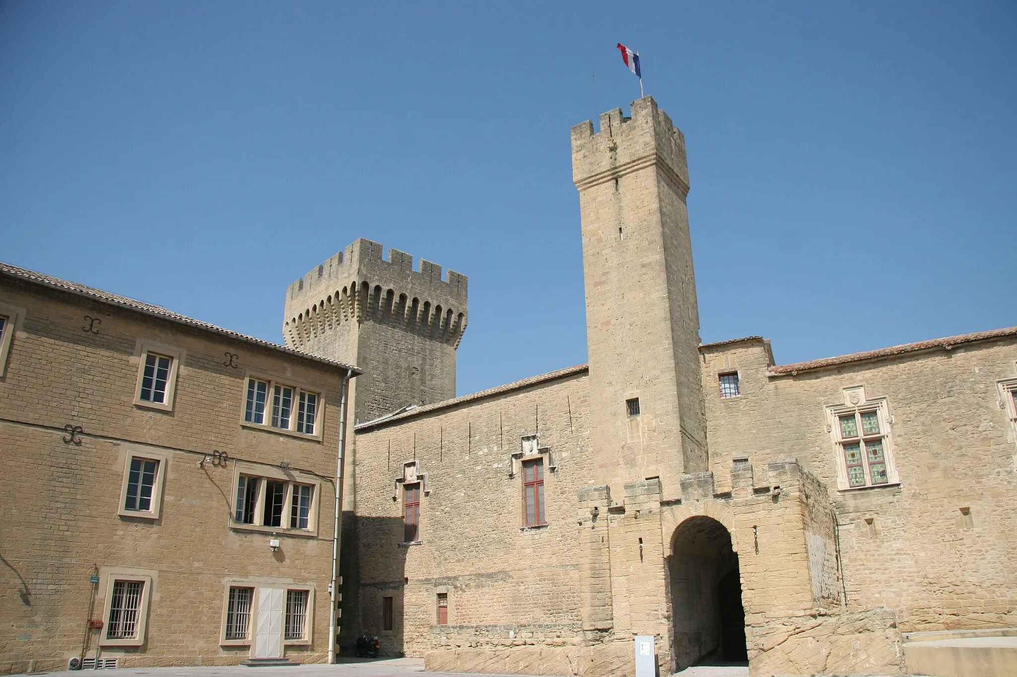 Photo showing: Cour intérieure du Château de l'Empéri à Salon-de-Provence (Bouches-du-Rhône, France)