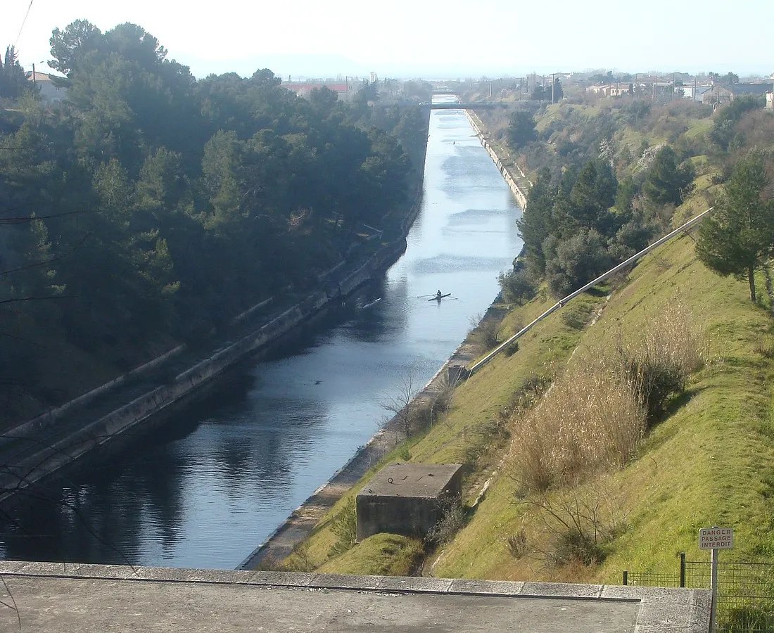 Photo showing: Le canal de Marseille au Rhône à Marignane, vue prise en direction du nord-ouest depuis la tête du tunnel du Rove. L'étang de Berre est au fond.